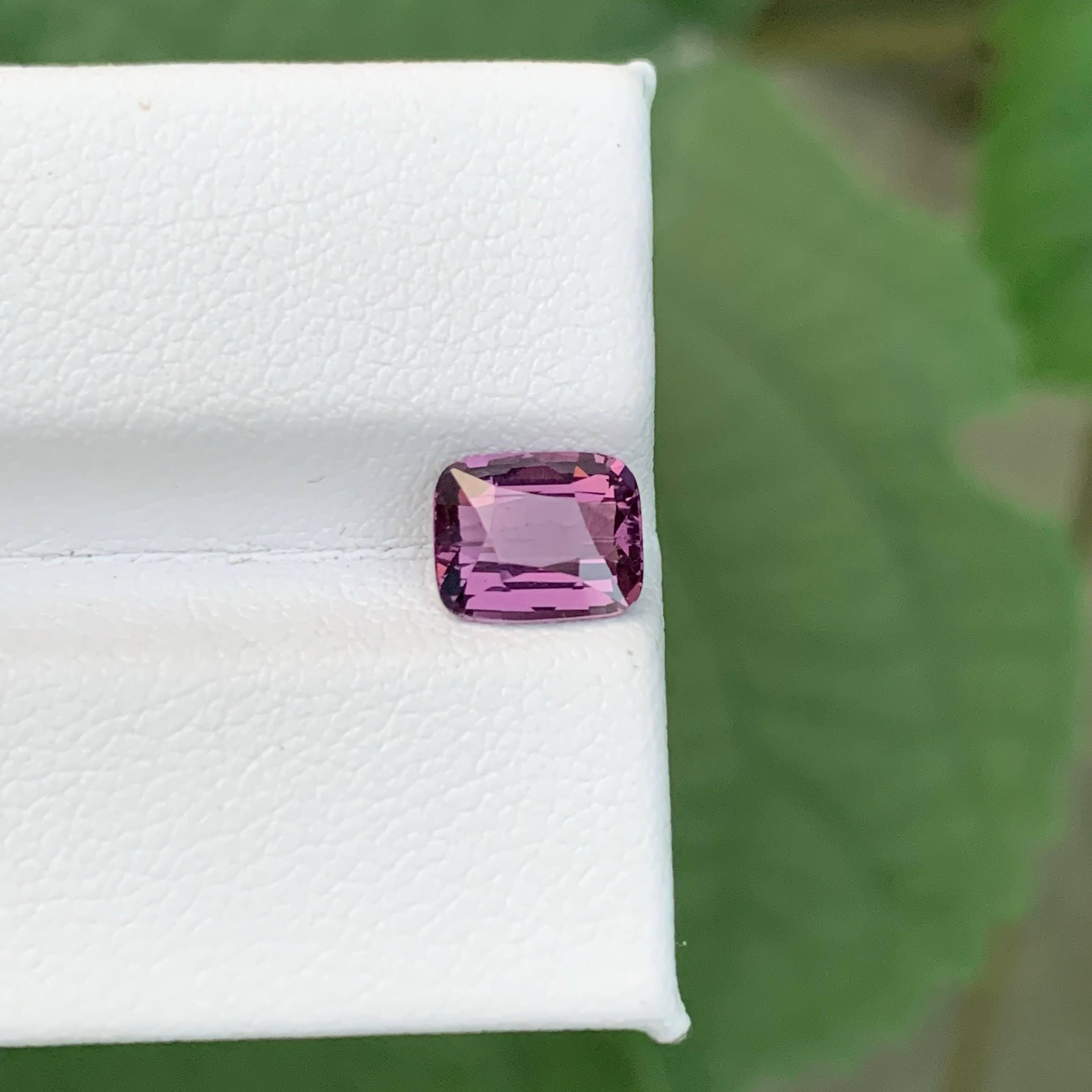 da uomo o donna 1.60 Carati di Spinello rosa violaceo sciolto naturale con taglio a cuscino Gemma della Tanzania in vendita
