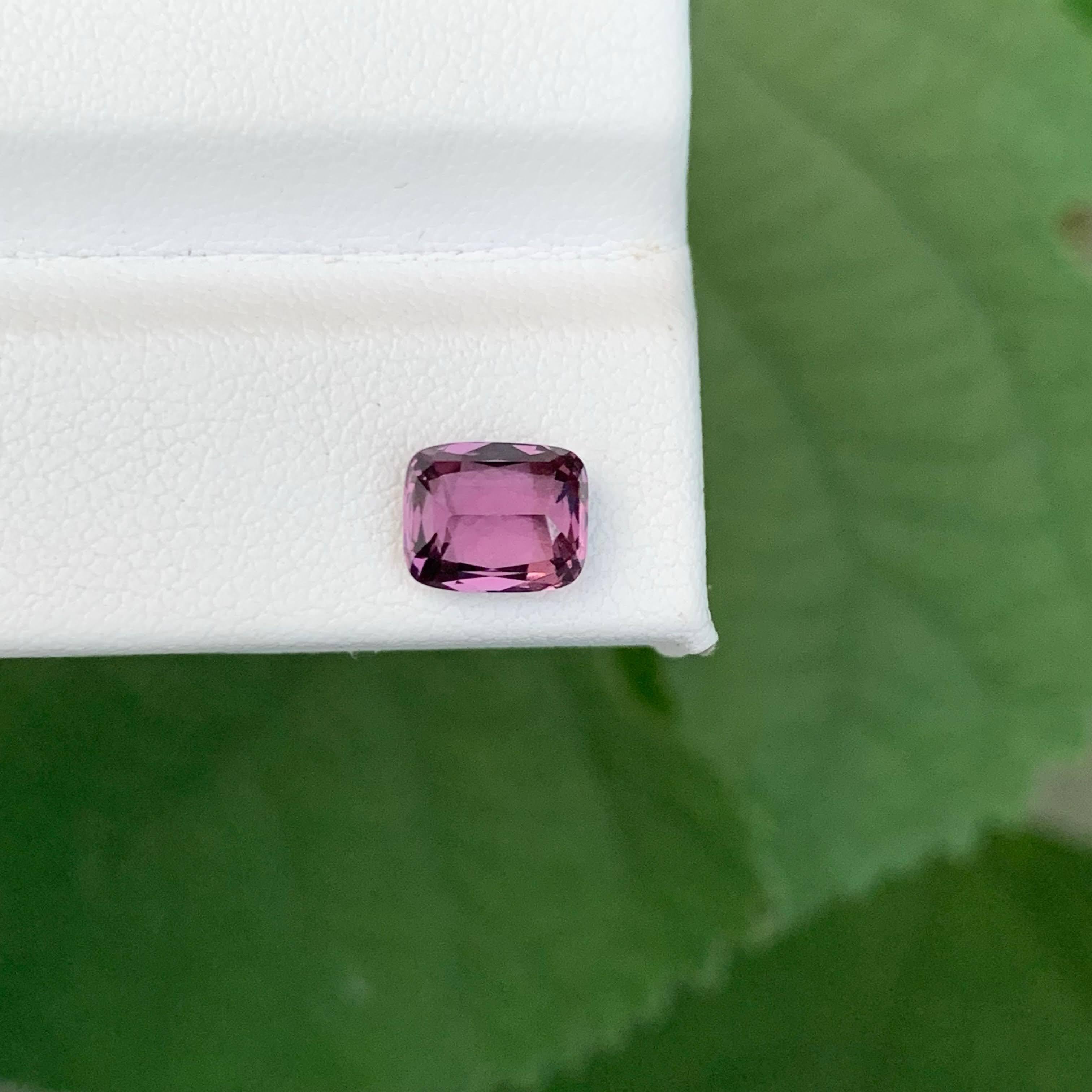 1.60 Carati di Spinello rosa violaceo sciolto naturale con taglio a cuscino Gemma della Tanzania in vendita 2