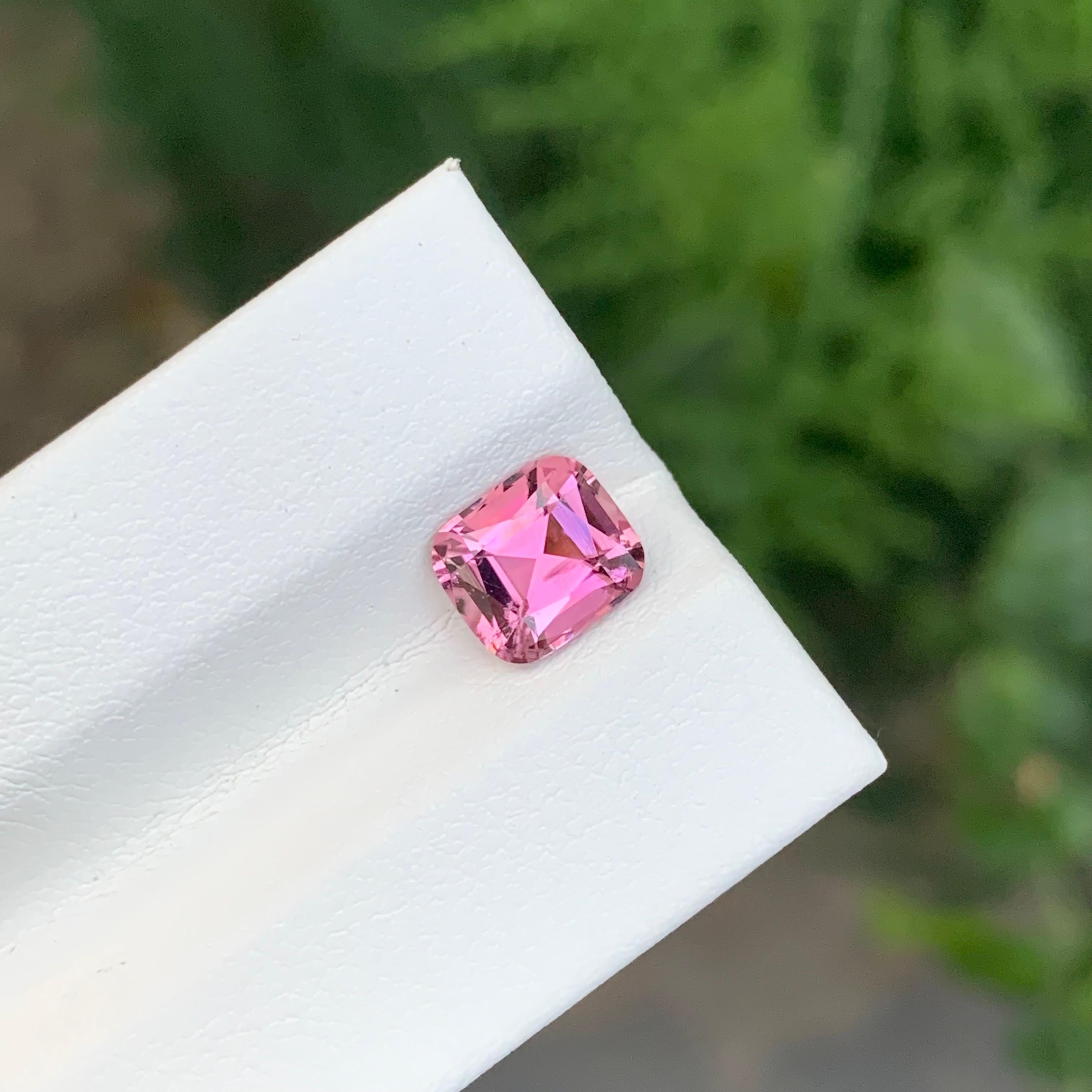 Arts and Crafts Tourmaline rose douce naturelle en forme de coussin de 1.60 carats en vente