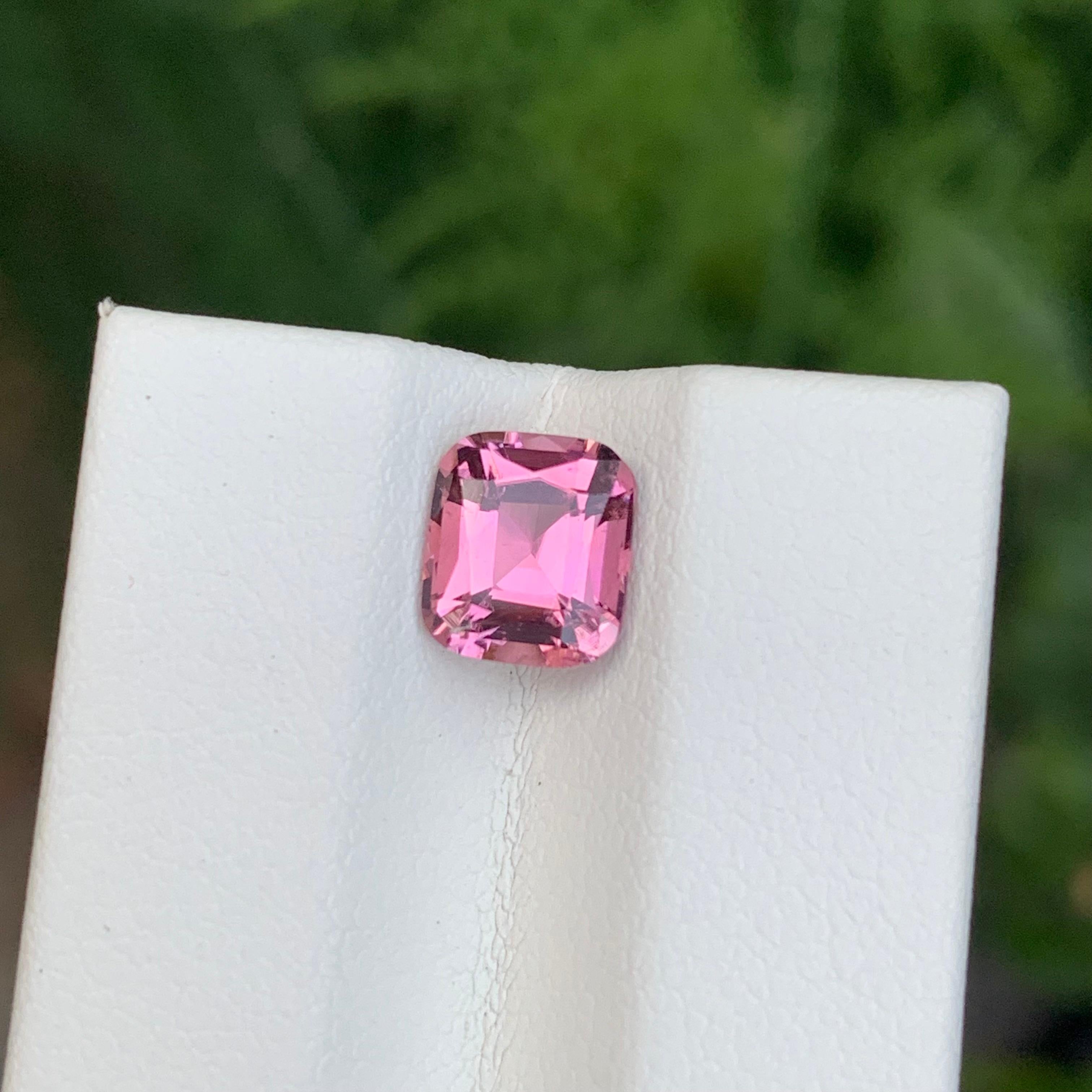 Taille coussin Tourmaline rose douce naturelle en forme de coussin de 1.60 carats en vente