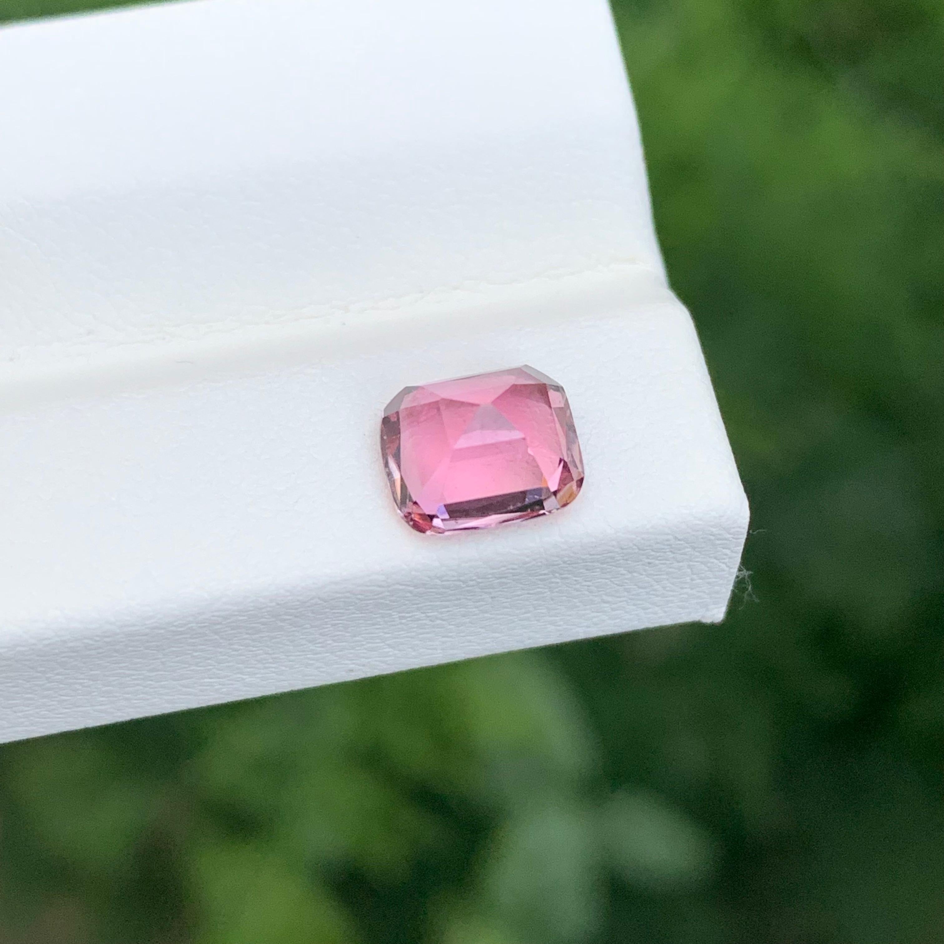 Tourmaline rose douce naturelle en forme de coussin de 1.60 carats Unisexe en vente