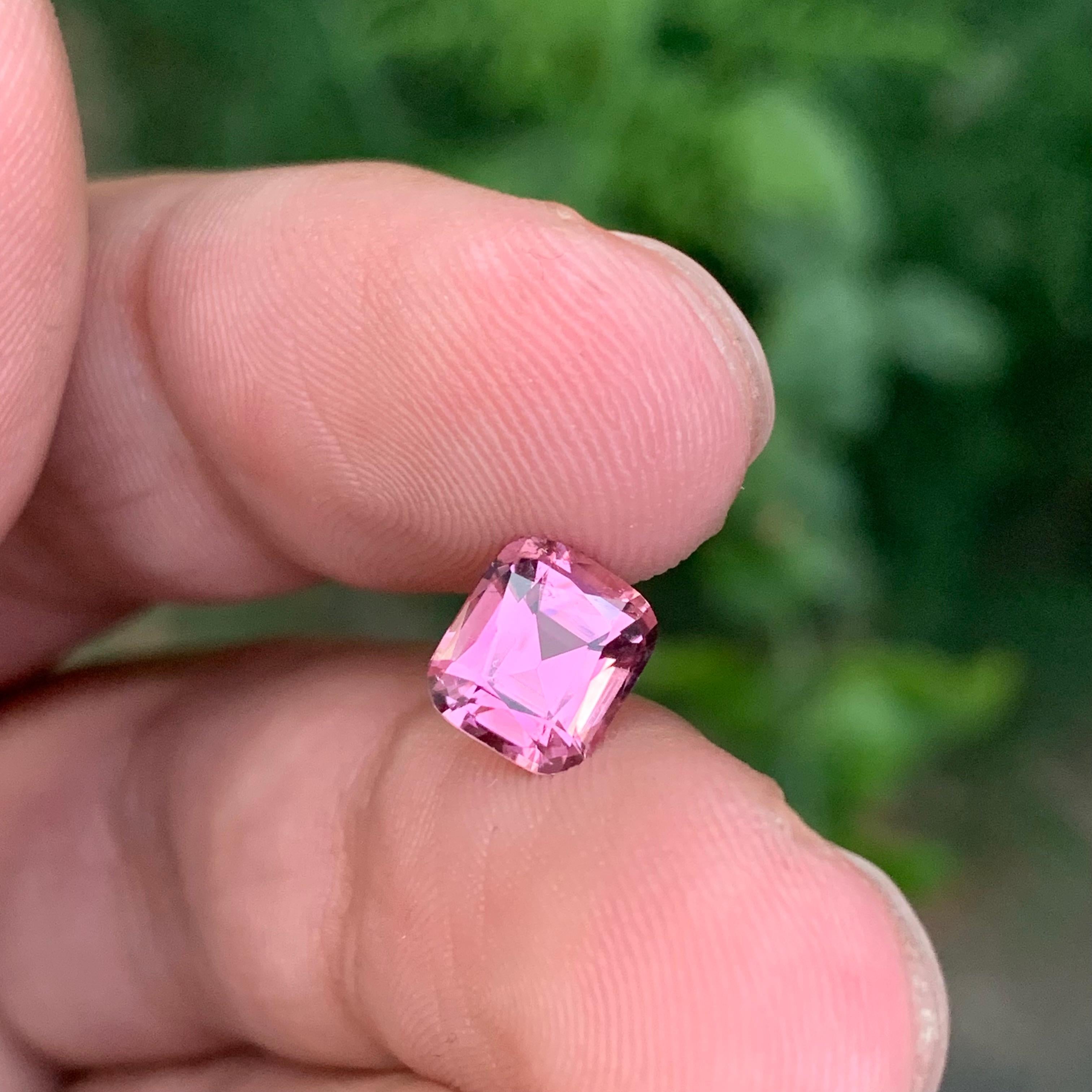Tourmaline rose douce naturelle en forme de coussin de 1.60 carats en vente 2
