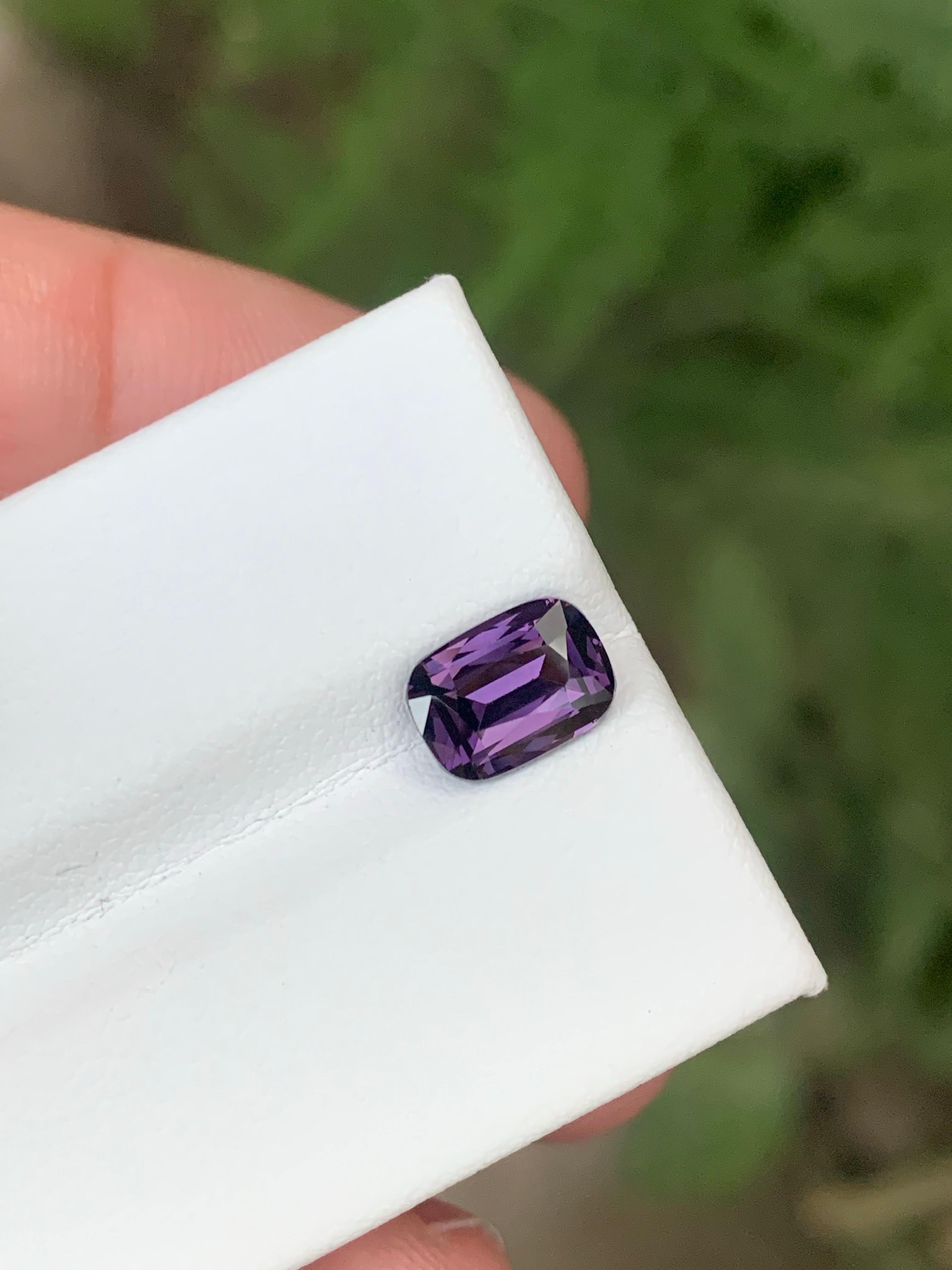 Facettierter Spinell

Gewicht : 1.60 Karat
Abmessung: 8.00 x 5.8 x 4.00 Mm
Farbe: Lavendel Lila
Herkunft: Tansania 
Behandlung: Nicht
Zertifikat: Auf Kundenwunsch 
Die Form: Kissen

Der Spinell ist ein fesselnder Edelstein, der für seine brillanten