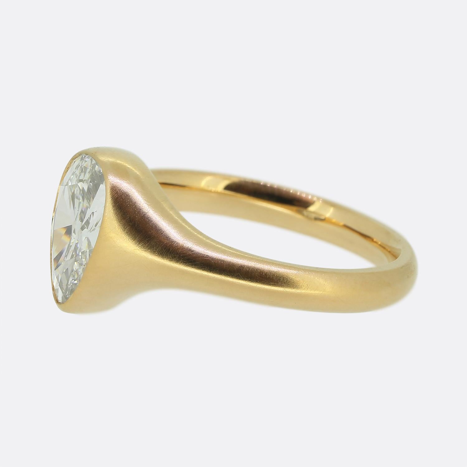 Hier haben wir einen außergewöhnlichen Single Stone Diamantring. Dieses stilvolle Schmuckstück wurde aus reichhaltigem 22-karätigem Gelbgold mit einem leichten Rosé-Ton gefertigt und verfügt über einen phänomenalen 1,60-Karat-Diamanten im alten