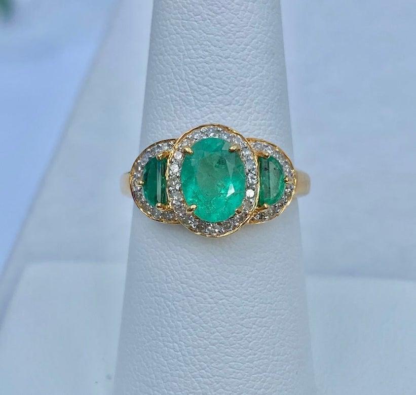 1.60 Carat Oval Cut Colombian Emerald, Diamond, and 18K Yellow Gold Ring In Good Condition For Sale In Miami, FL