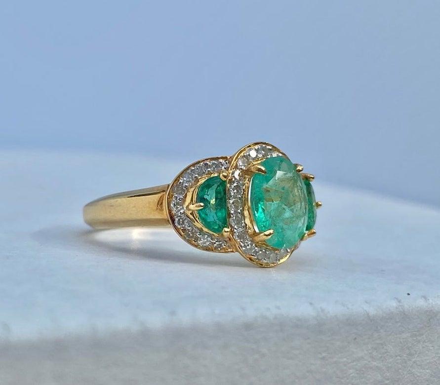 1.60 Carat Oval Cut Colombian Emerald, Diamond, and 18K Yellow Gold Ring In Good Condition For Sale In Miami, FL