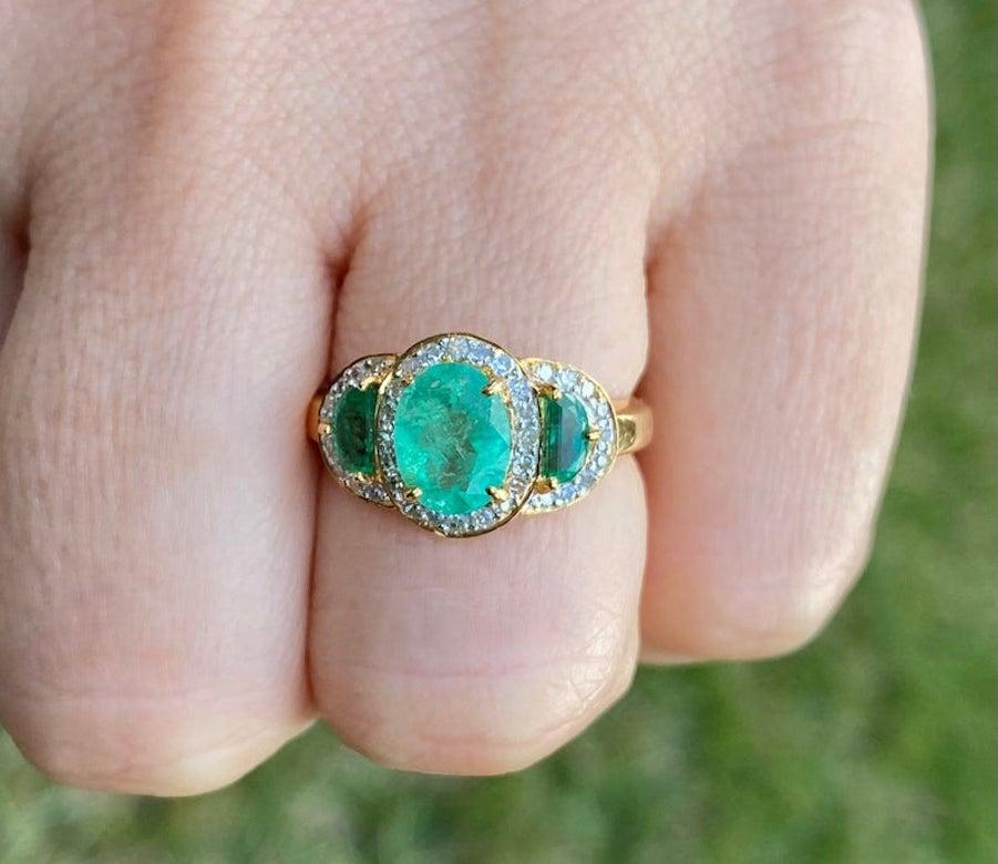 Women's or Men's 1.60 Carat Oval Cut Colombian Emerald, Diamond, and 18K Yellow Gold Ring For Sale