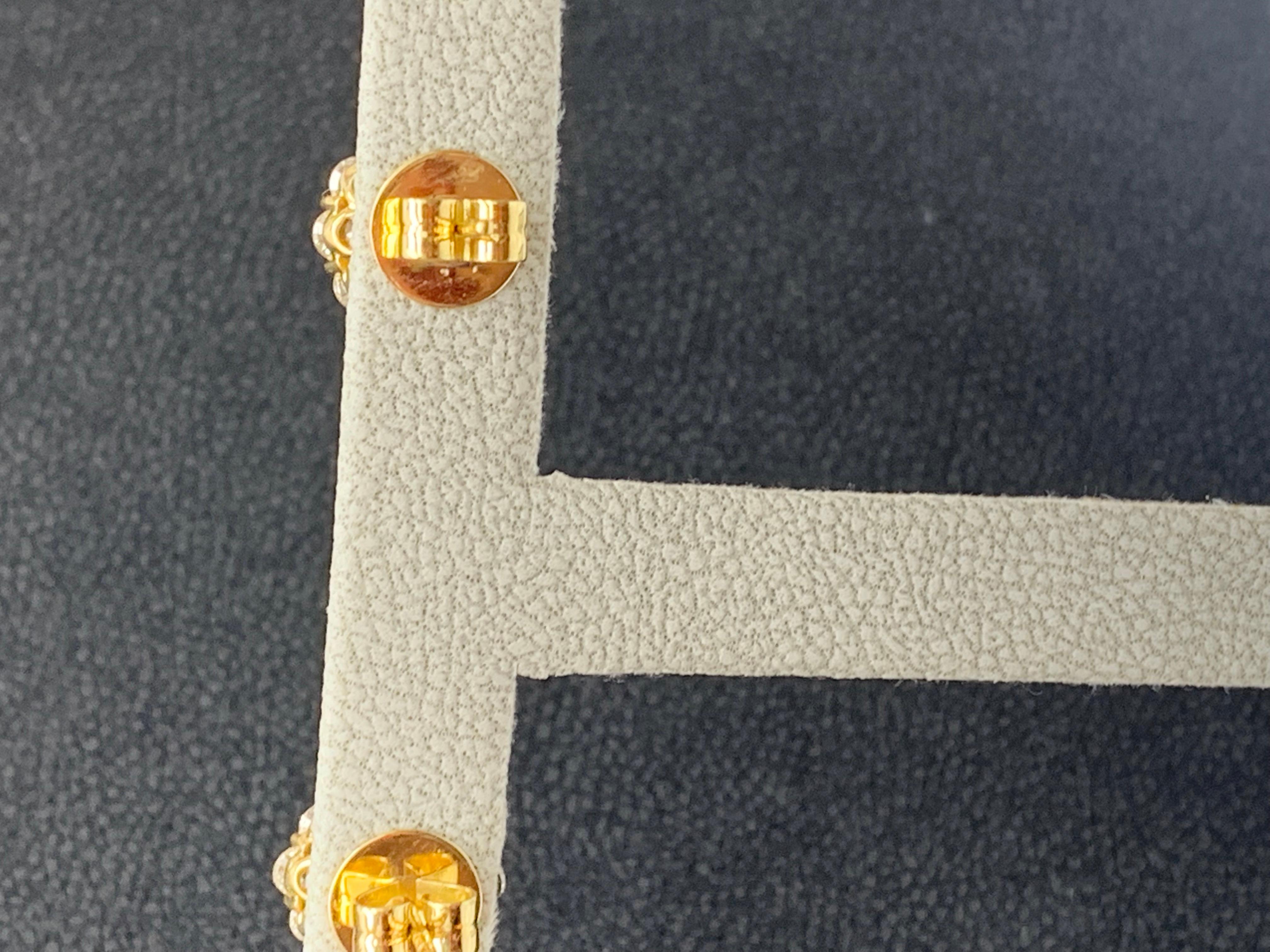 Clous d'oreilles en or jaune 18 carats avec saphirs taille ovale de 1,60 carat et diamants en vente 3