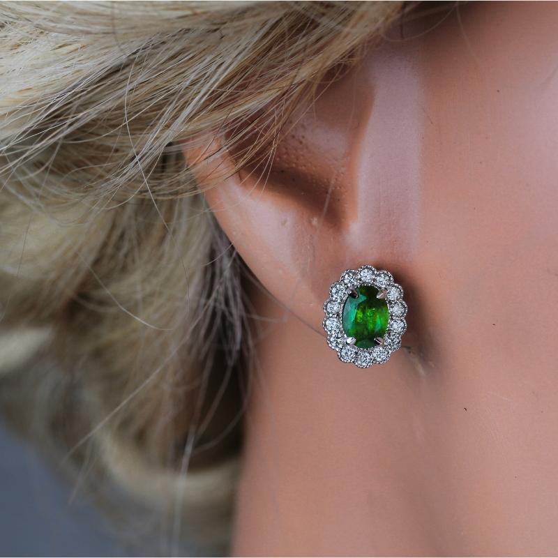 Taglio ovale Orecchino con smeraldo ovale da 1,60 carati e diamante aureolato da 0,50 carati in 18W ref449 in vendita