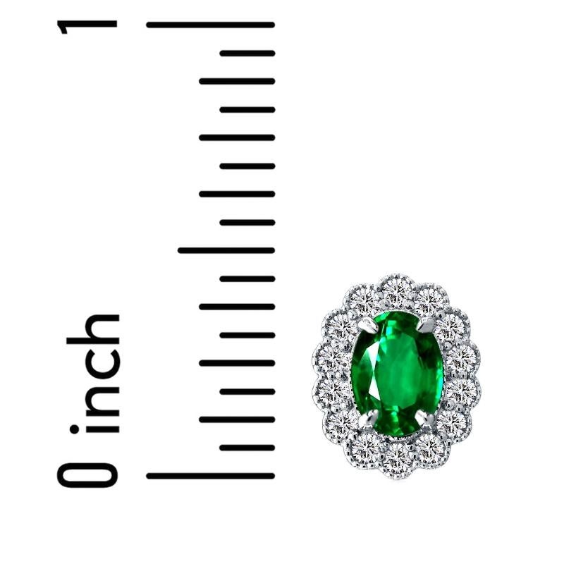 Orecchino con smeraldo ovale da 1,60 carati e diamante aureolato da 0,50 carati in 18W ref449 In condizioni Nuovo in vendita a New York, NY