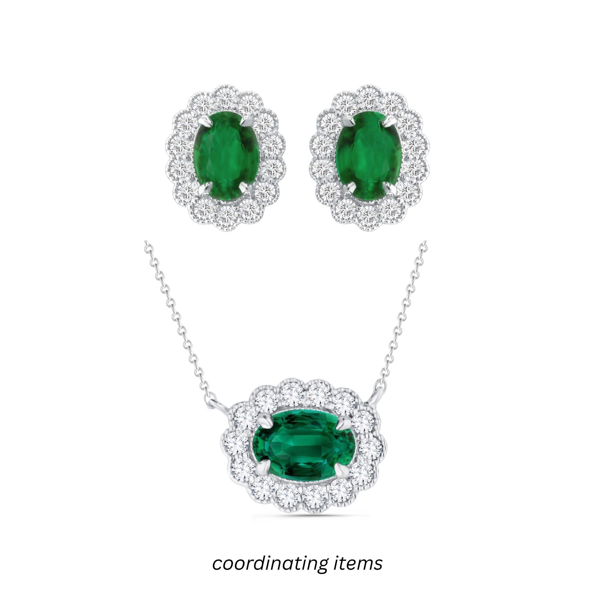 Donna Orecchino con smeraldo ovale da 1,60 carati e diamante aureolato da 0,50 carati in 18W ref449 in vendita