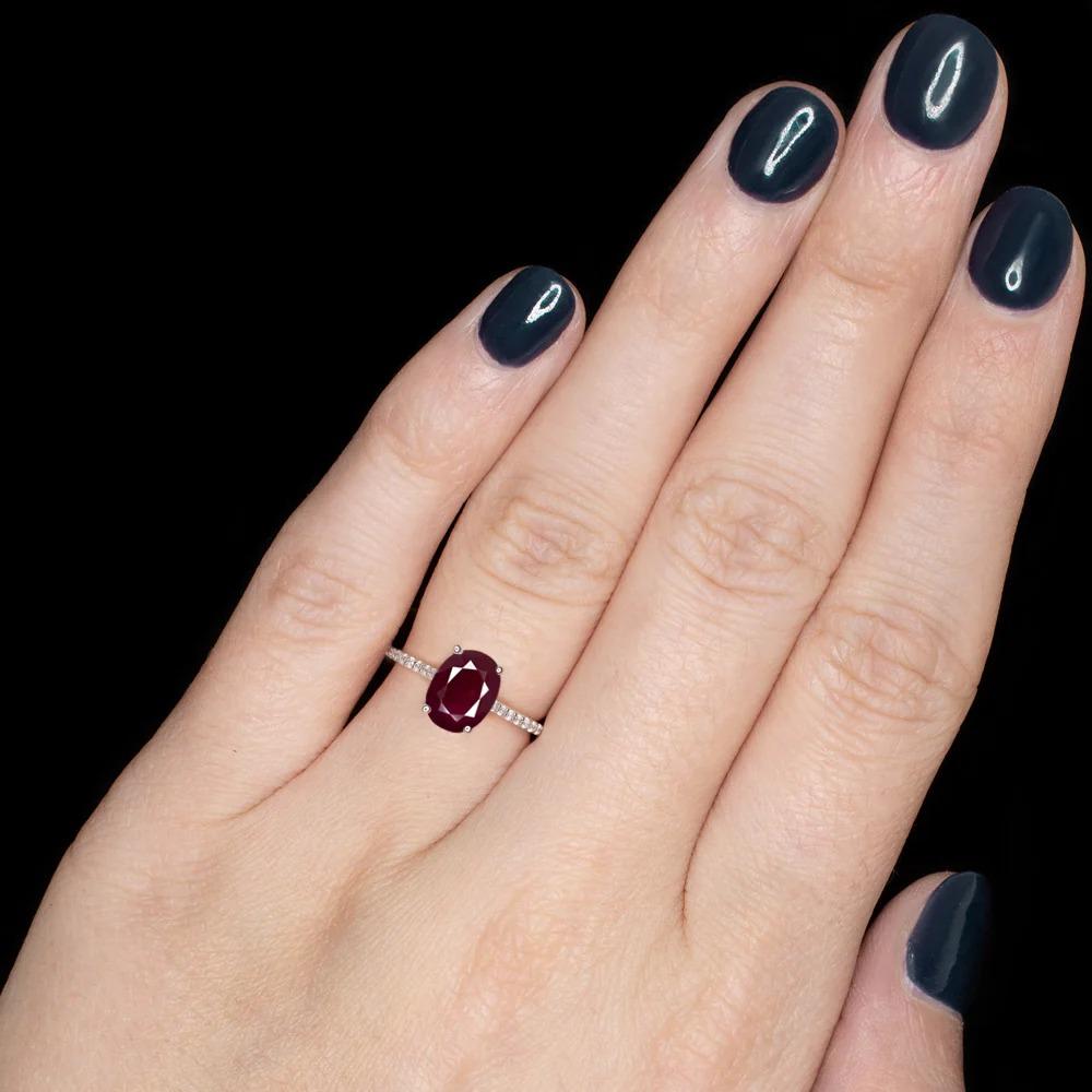 Moderne Bague en diamants et rubis riche de 1,60 carat en vente