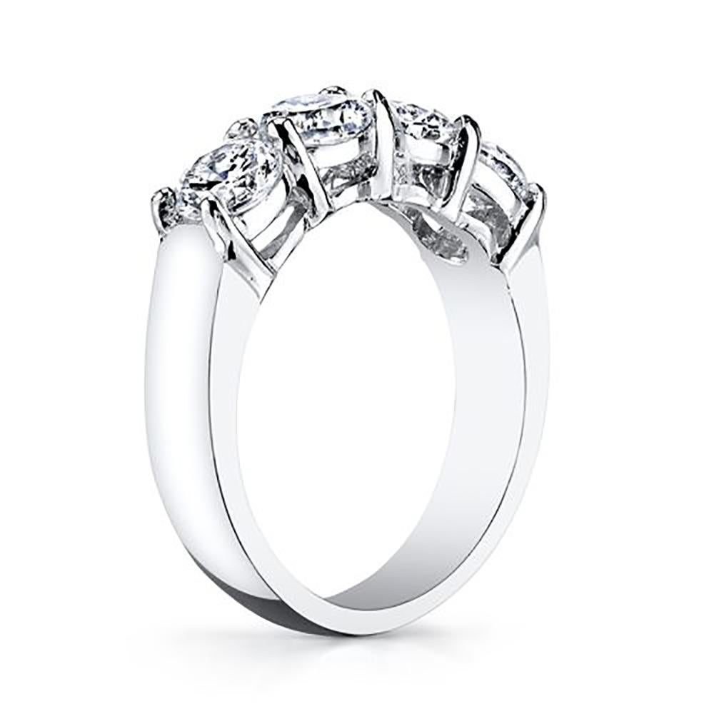 Im Angebot: 1,60 Karat Rundschliff 4-Stein-Diamantband Shared Prong () 3