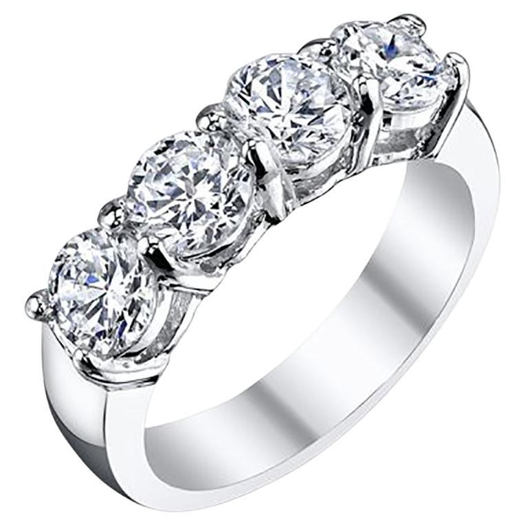 Im Angebot: 1,60 Karat Rundschliff 4-Stein-Diamantband Shared Prong ()