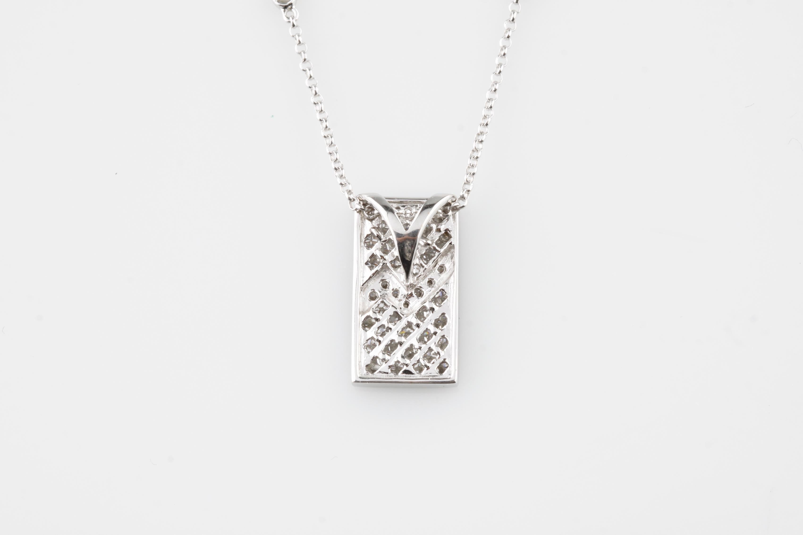 Magnifique pendentif unique en forme de plaque de diamant avec chaîne unique
La plaque est ornée de diamants taille princesse sertis de manière invisible et interrompus par un zigzag
Dimensions de la plaque = 9 mm de large x 16 mm de long
Le zig-zag