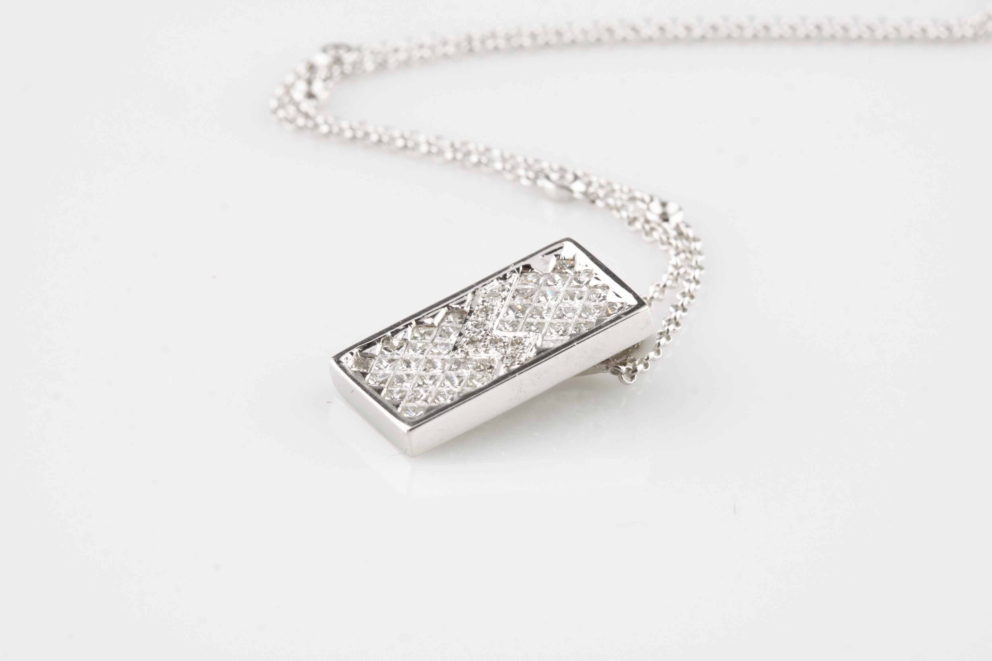 Moderne Pendentif plaqué en or blanc avec chaîne et diamants ronds de 1,60 carat en vente