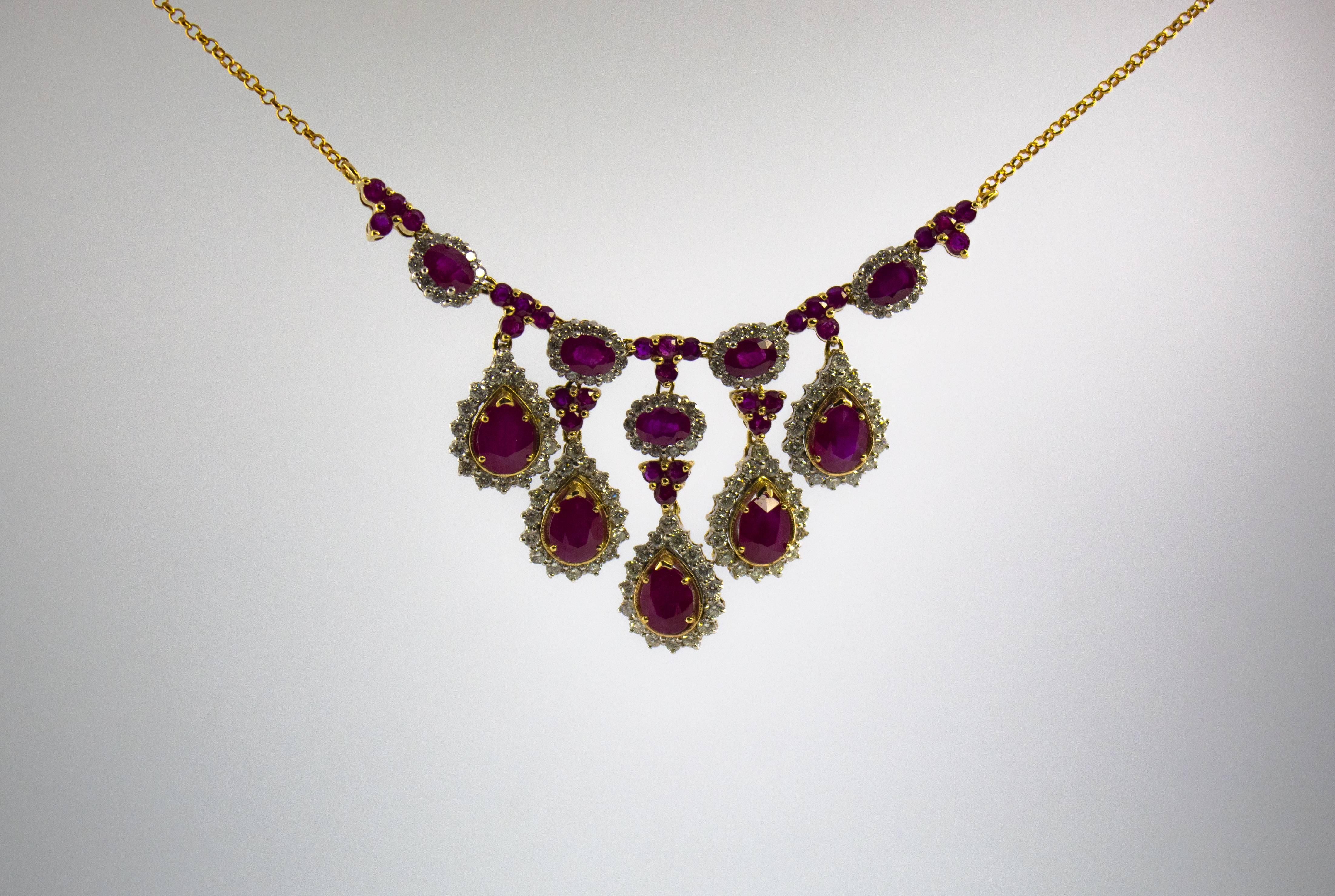 16.0 Carat Ruby 4.50 Carat White Diamond Yellow Gold Necklace In New Condition In Naples, IT