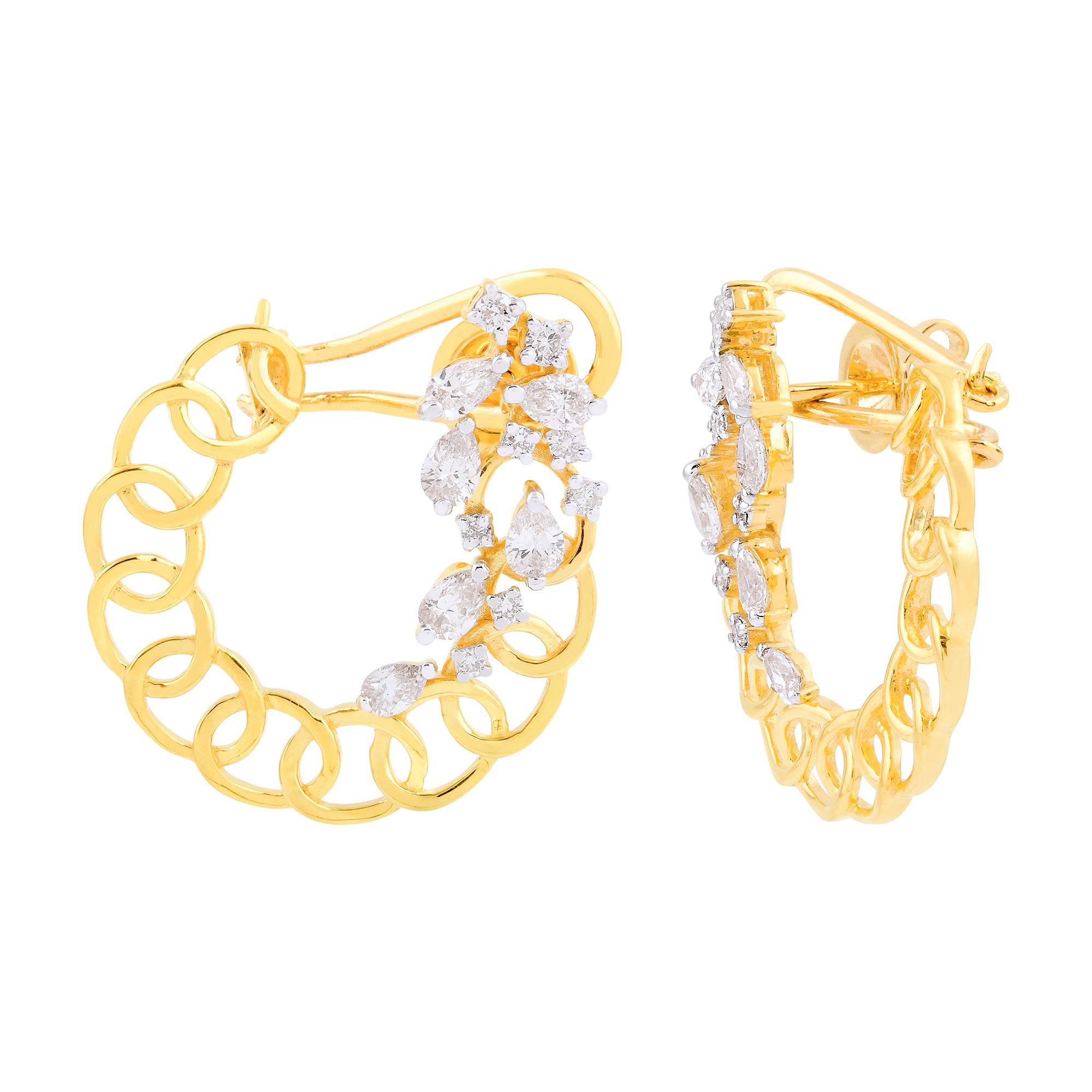 Code de l'article :- SEE-1998A
Poids brut :- 10.96 gm
Or jaune 18k Poids :- 10.64 gm
Poids du diamant naturel :- 1.60 Ct. ( DIAMANT MOYEN DE PURETÉ SI1-SI2 ET DE COULEUR H-I )
Taille des boucles d'oreilles :- 23 mm environ.
✦