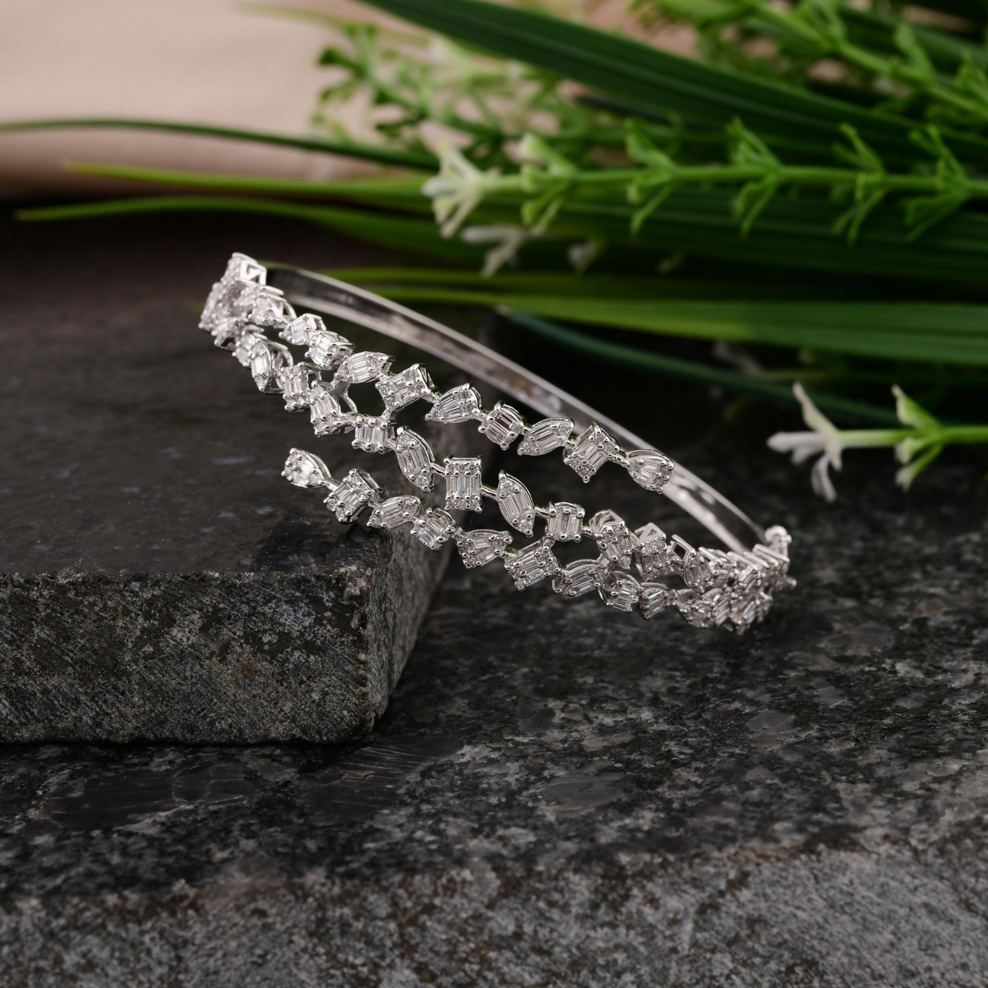Modern 1.60 Carat SI/H Baguette Diamond Bangle Bracelet 18 Karat White Gold Jewelry For Sale