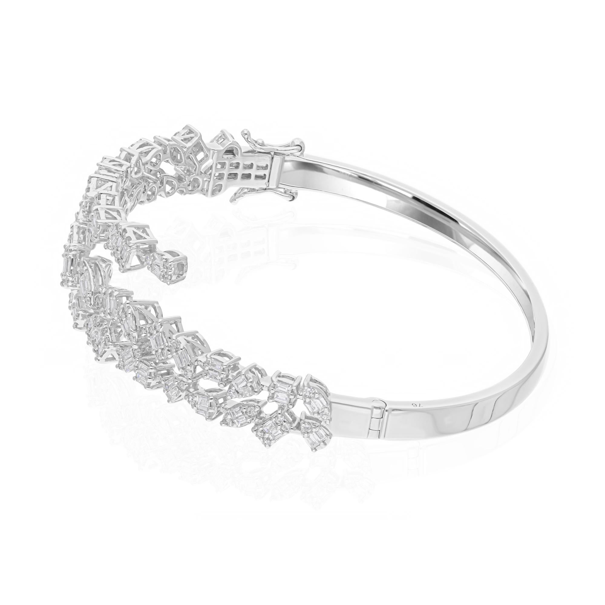 1.60 Carat SI/H Baguette Diamond Bangle Bracelet 18 Karat White Gold Jewelry In New Condition For Sale In Diera, Dubai