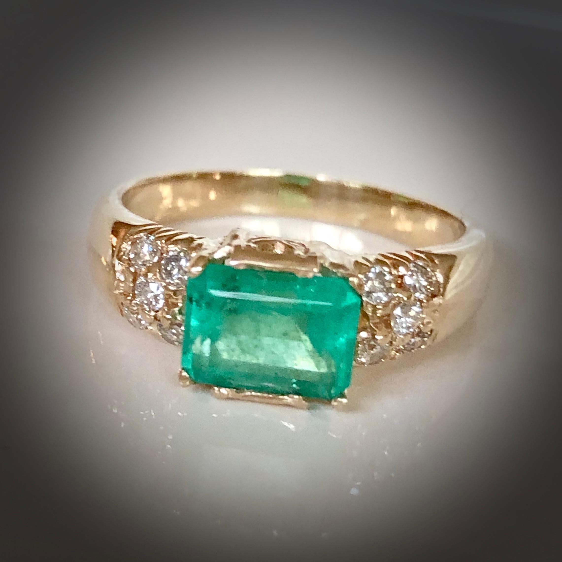 Women's or Men's 1.60 Carat Vintage Natural Emerald Ring Diamond Accents 14 Karat Yellow Gold