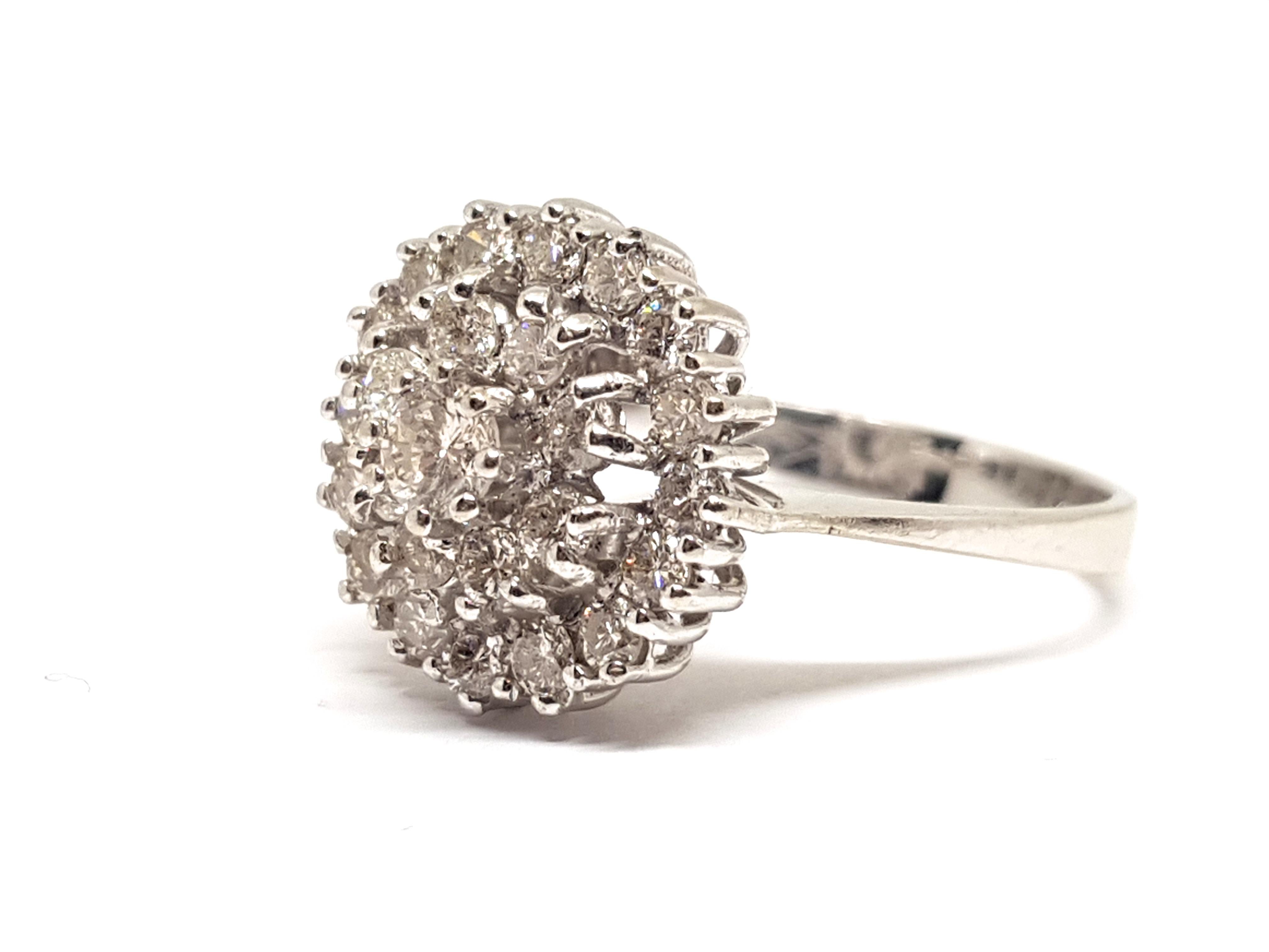 1.60 Carat White Gold Diamond Cluster Ring In New Condition For Sale In Antwerp, BE