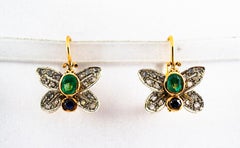 Boucles d'oreilles « papillon » en or jaune avec diamants blancs taille rose et émeraudes de 1,60 carat