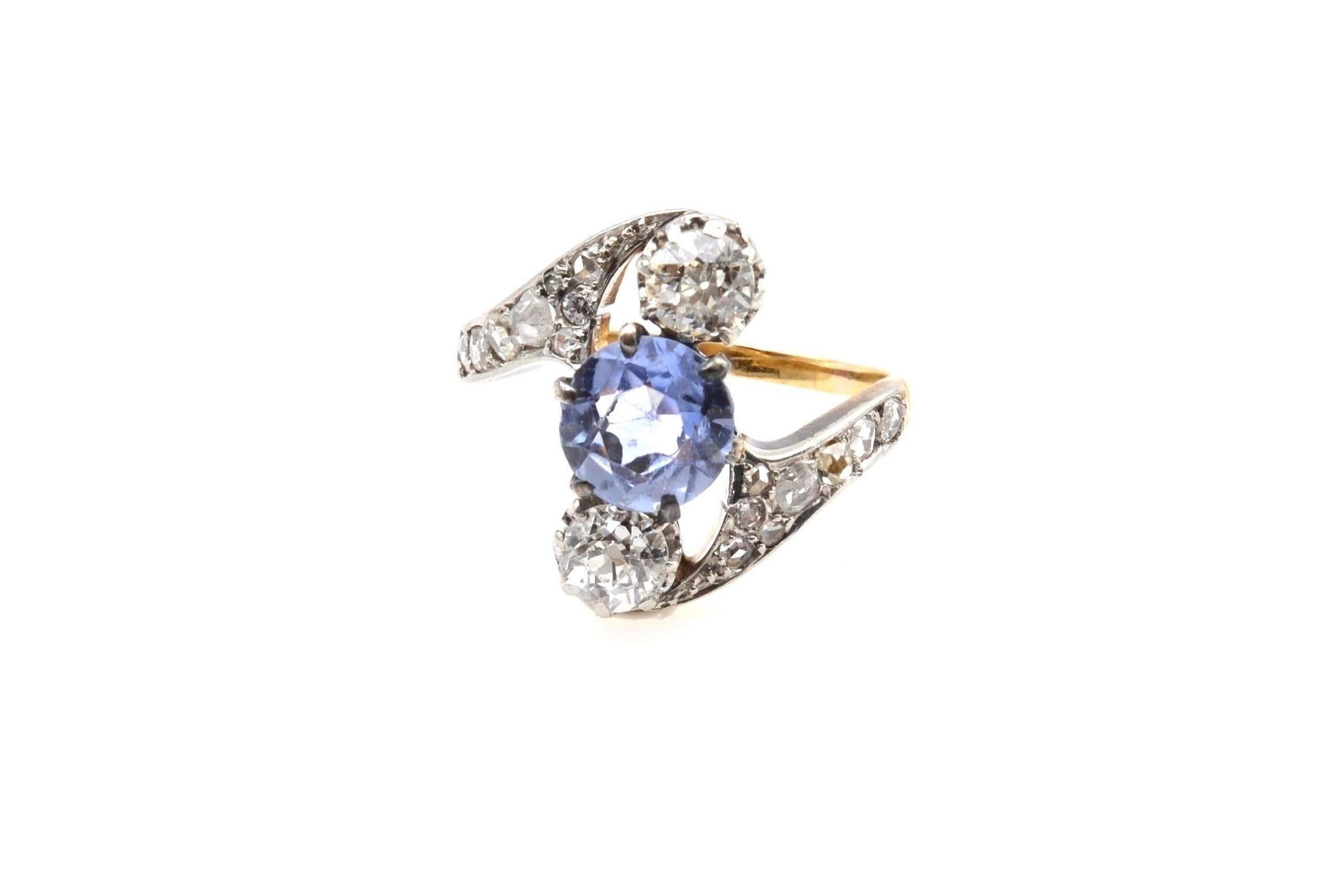 Stones: 1.60 carat Ceylon sapphire, old cut diamonds
for a total weight of 0.60 carat
and rose diamonds for a total weight of 0.15 carats.
Material: 18k yellow gold and platinum
Dimensions: 1.6 cm length on finger
Period: 1900
Weight: 4.6g
Size: 53