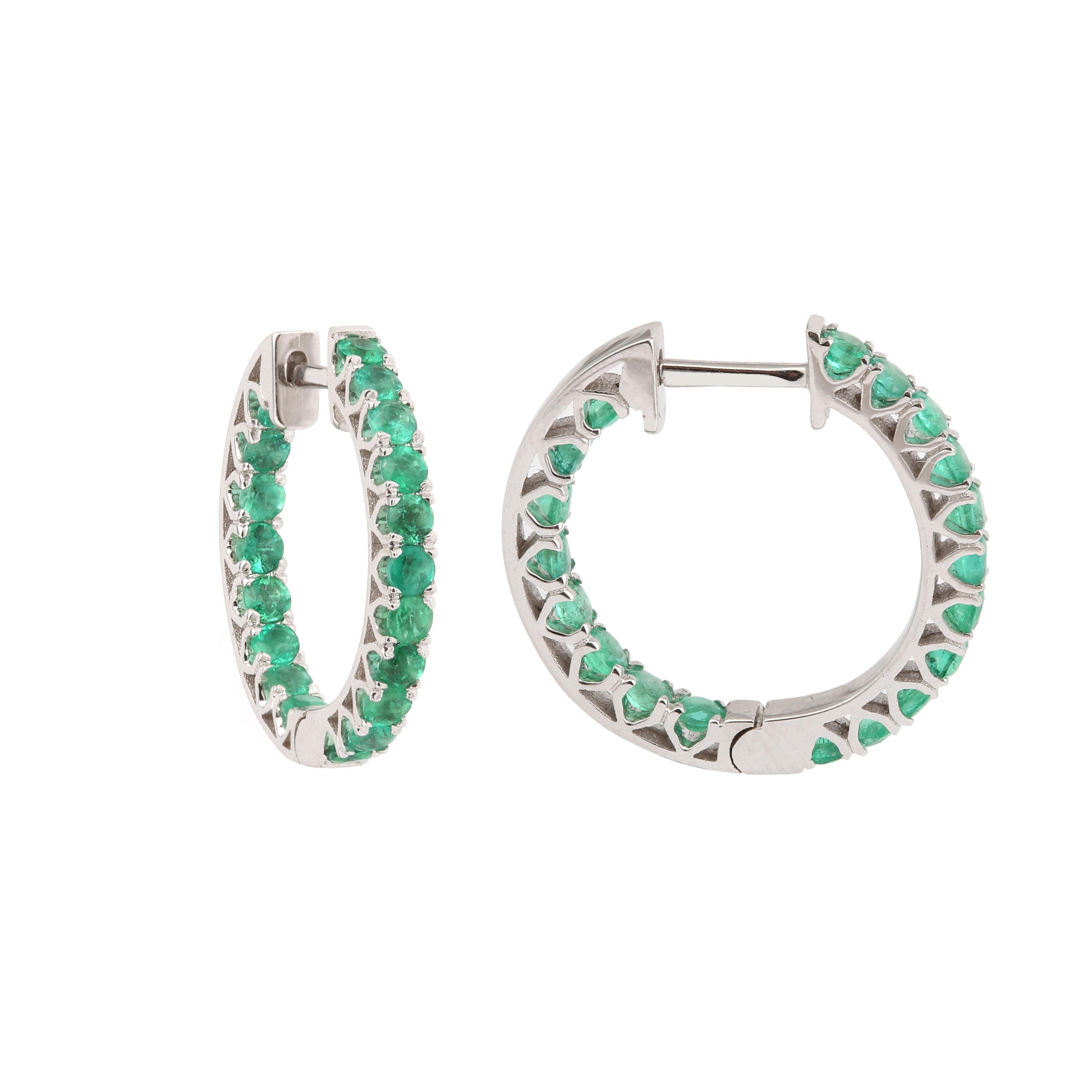 Elegant pair of white gold hoop earrings set with lines of emeralds.

Total weight of emeralds: 1.60 carats

Dimensions : 19.24 x 19.91 x 2.44 mm (0.757 x 0.784 x 0.096 inch)

Total weight of the pair: 4.60 g

18 carat white gold, 750/1000th