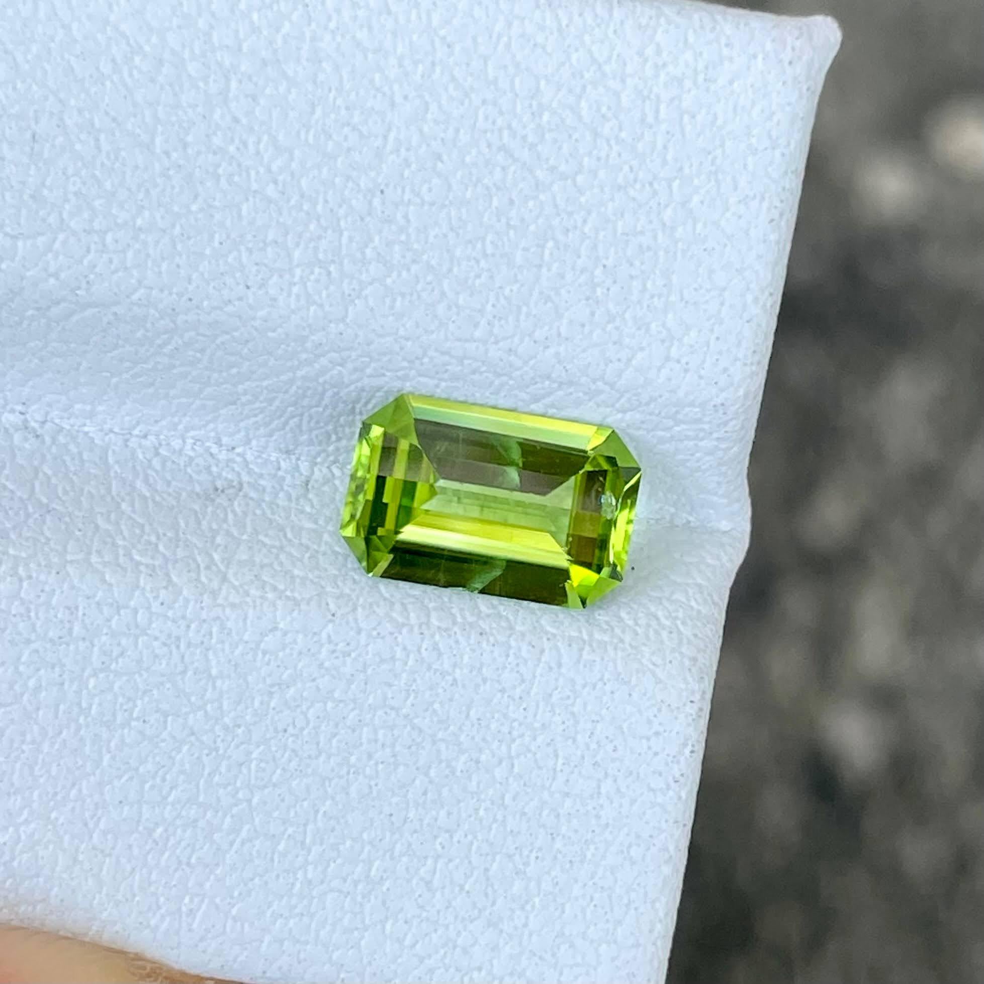 Peso 1,60 quilates 
Dimensiones 9,0x5,8x3,7 mm
Tratamiento ninguno 
Origen Pakistán 
Claridad SI
Forma Octágono 
Corte de precisión personalizado 



Contempla la hipnotizante belleza de una Piedra de Peridoto Verde Manzana de 1.60 quilates,