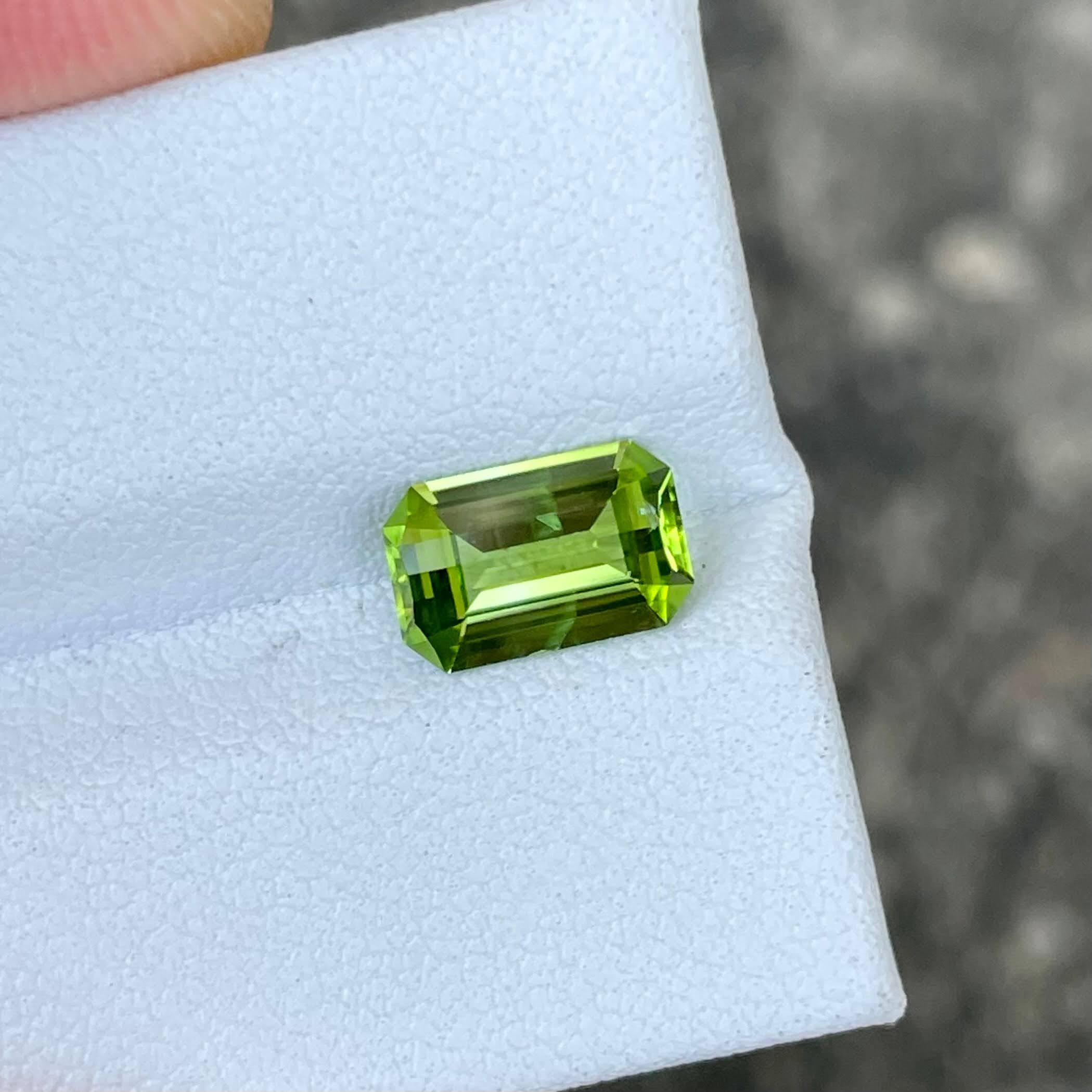 1.60 quilates Peridoto verde Piedra preciosa paquistaní tallada con precisión a medida Moderno en venta