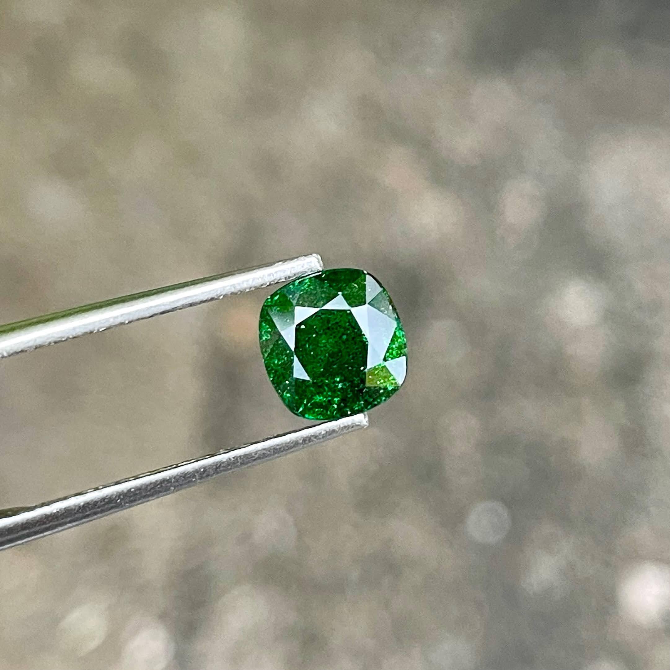 Moderno 1,60 carati di Greene & Greene Greene Taglia Cuscino Gemma keniota in vendita