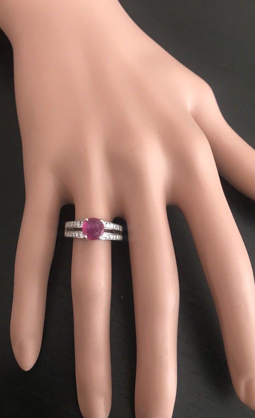 Bague impressionnante en or blanc 14 carats avec rubis rouge de 1,60 carat et diamants naturels Pour femmes en vente