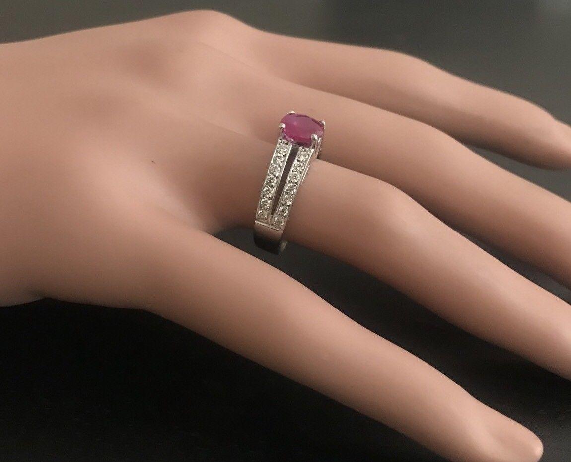 Bague impressionnante en or blanc 14 carats avec rubis rouge de 1,60 carat et diamants naturels en vente 2