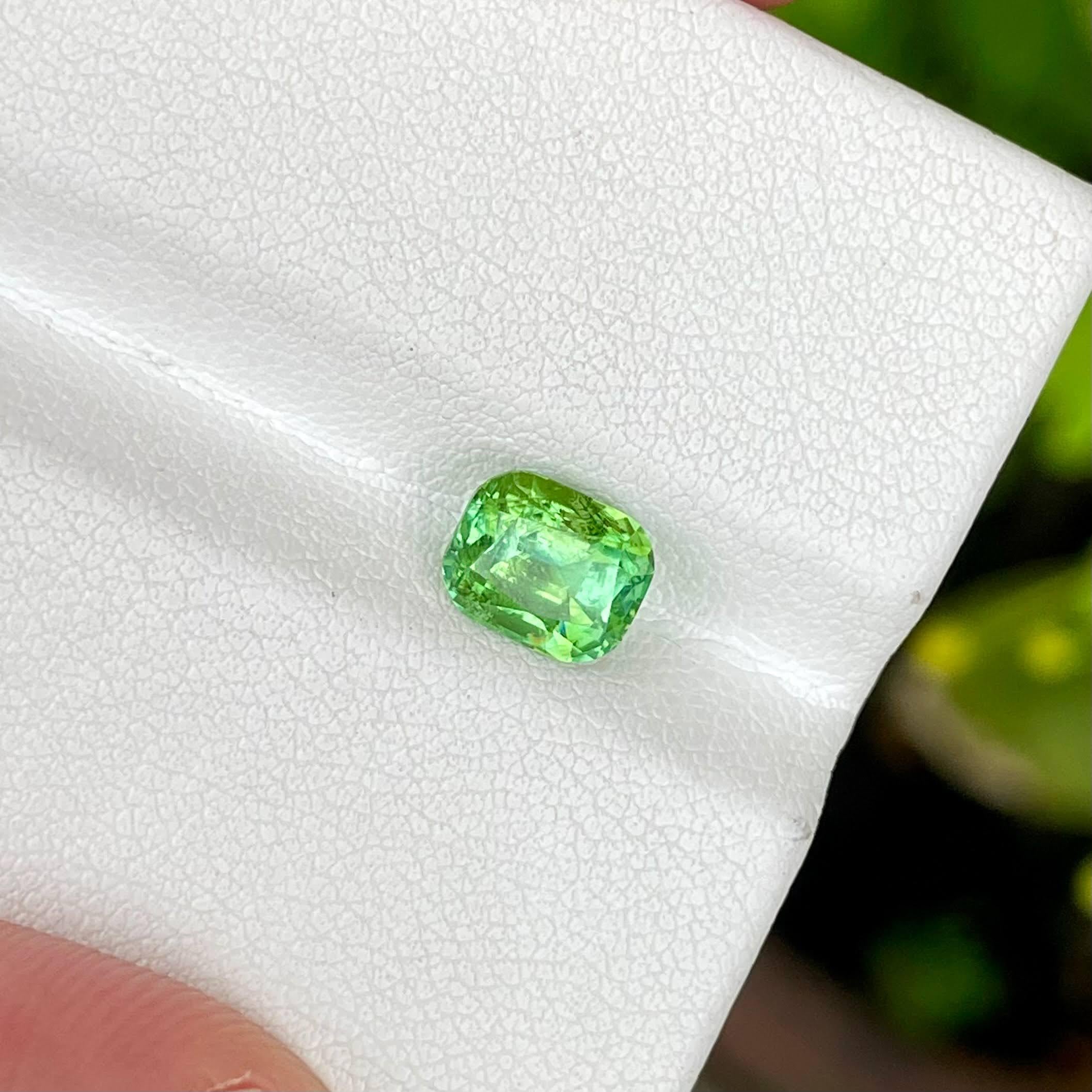 Moderno 1.60 carati di tormalina verde chiaro sfusa, taglio a cuscino, pietra preziosa afgana in vendita