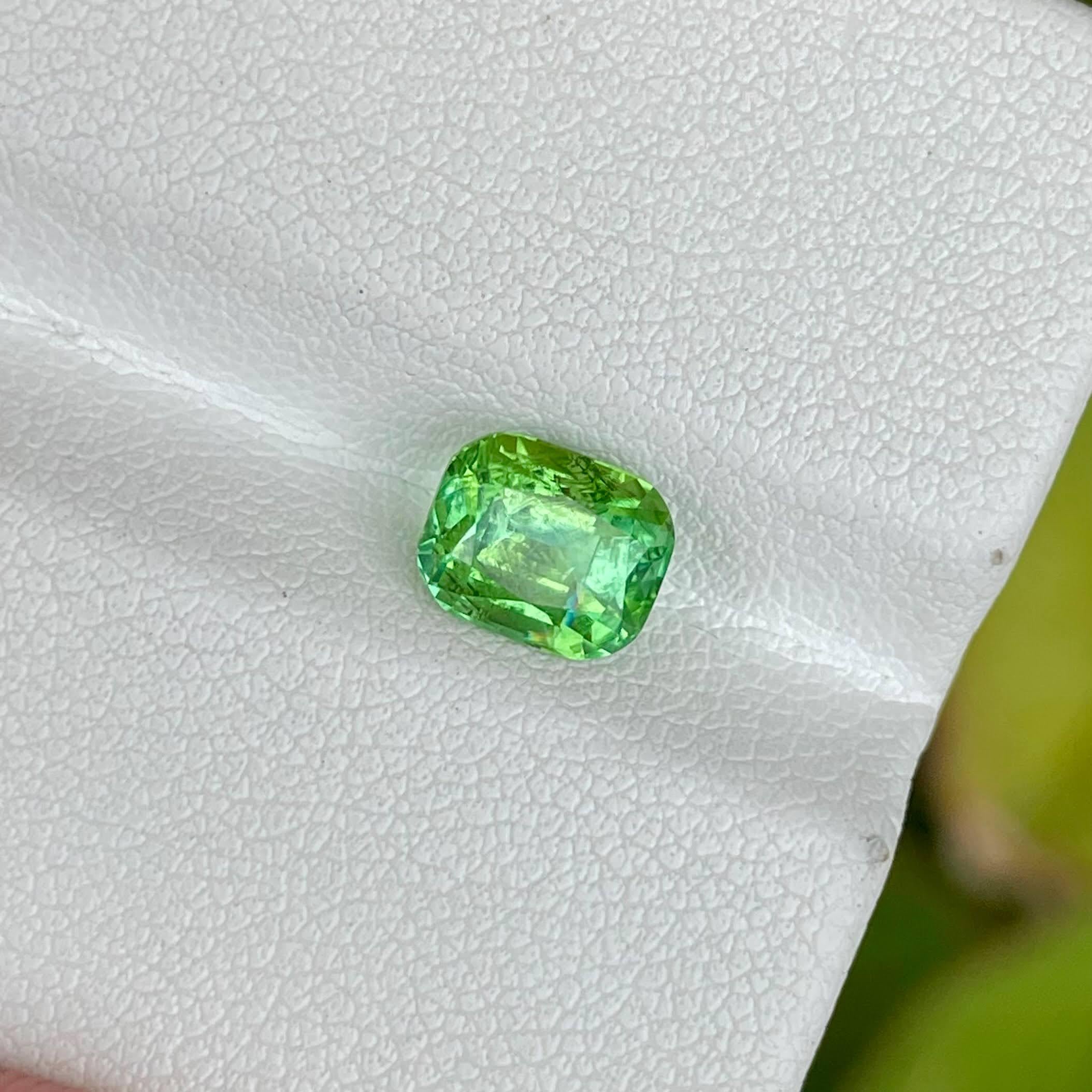 Taglio cuscino 1.60 carati di tormalina verde chiaro sfusa, taglio a cuscino, pietra preziosa afgana in vendita