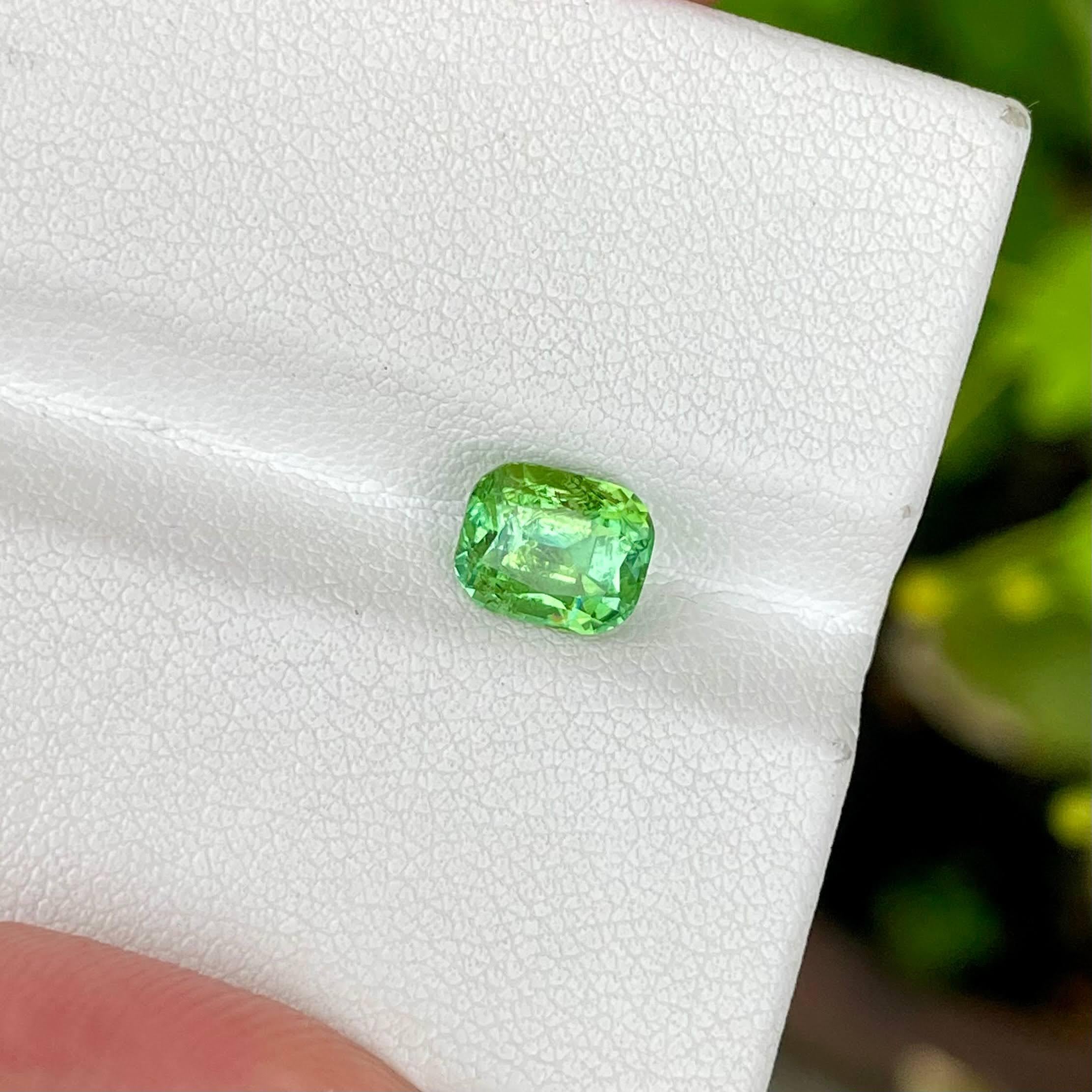 1.60 carati di tormalina verde chiaro sfusa, taglio a cuscino, pietra preziosa afgana In condizioni Nuovo in vendita a Bangkok, TH