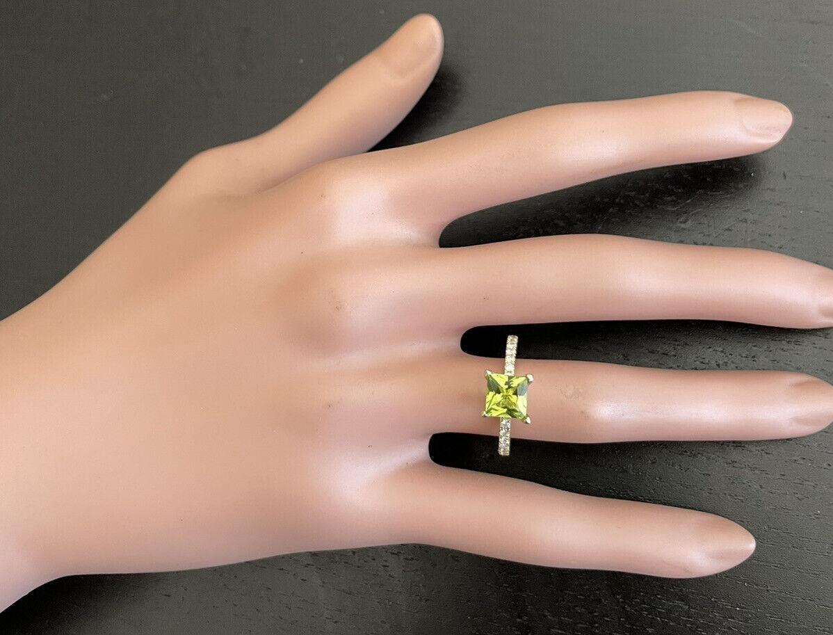 Women's 1.60 Carats Natural Peridot and Diamond 14K Solid Yellow Gold Ring For Sale