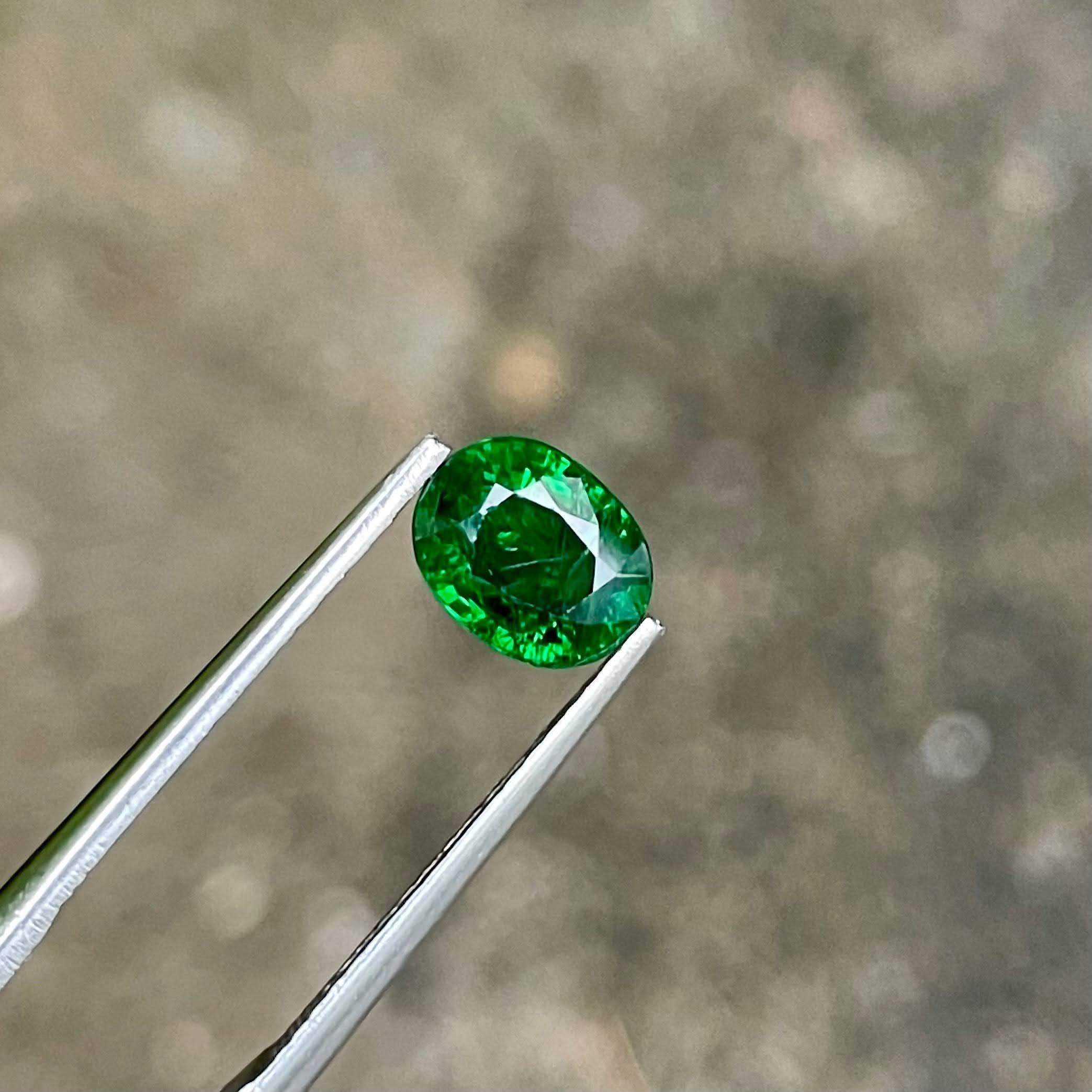 Moderno 1,60 carati di Granato Tsavorite Verde Ricco Pietra Gemma Keniota Taglio Ovale in vendita