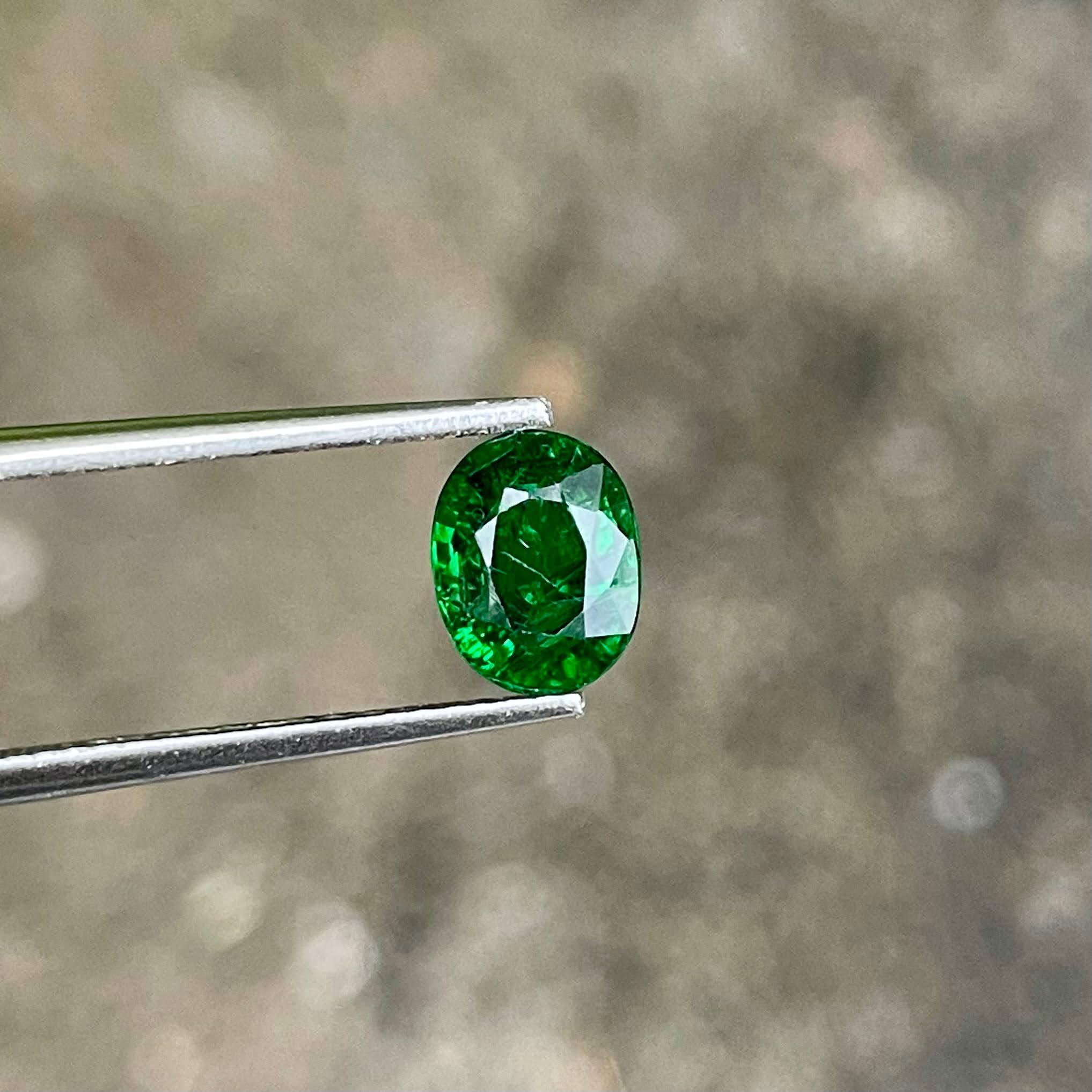 1,60 carati di Granato Tsavorite Verde Ricco Pietra Gemma Keniota Taglio Ovale In condizioni Nuovo in vendita a Bangkok, TH