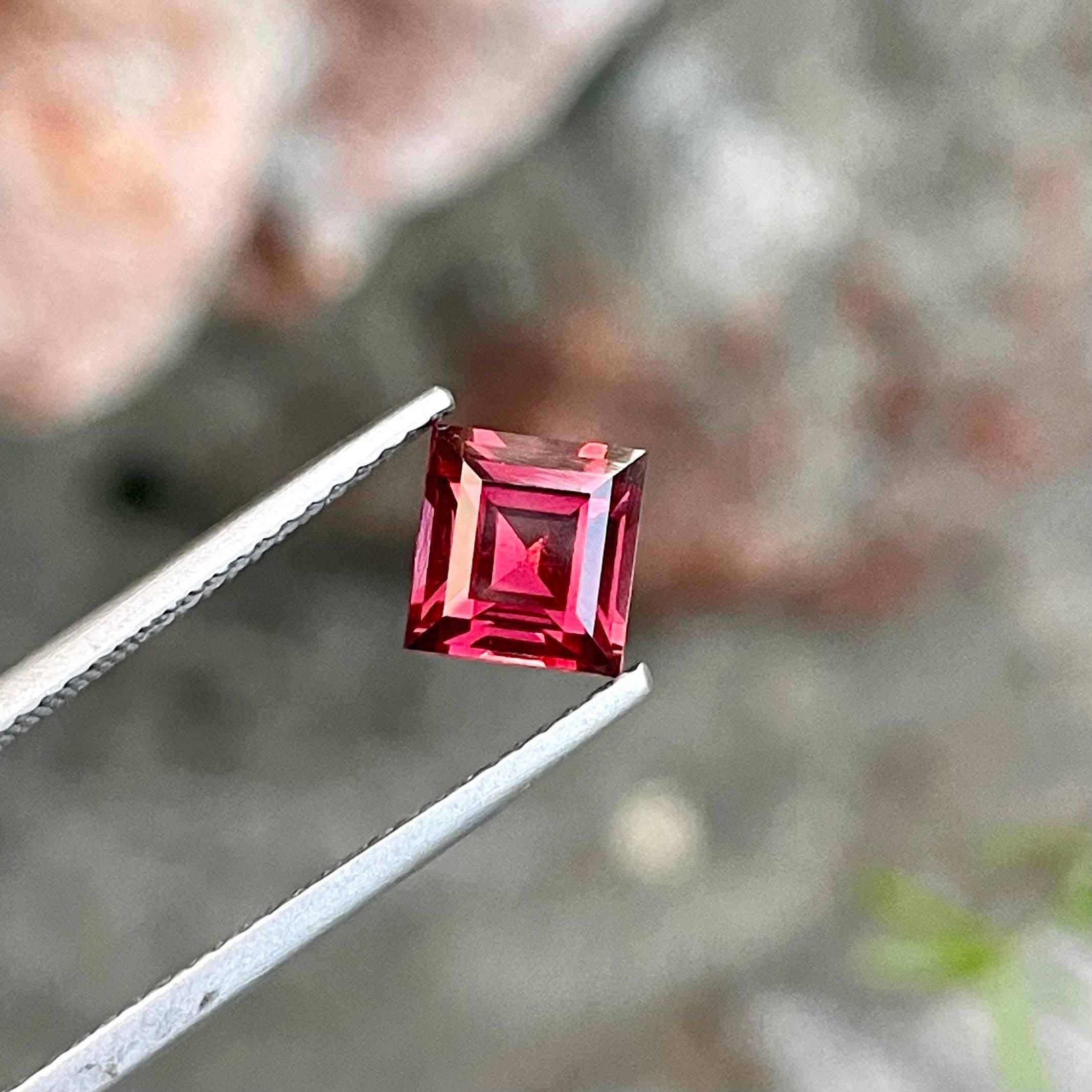 1.60 Carats Soft Red Loose Garnet Stone Square Cut Natural African Gemstone In New Condition For Sale In Bangkok, TH