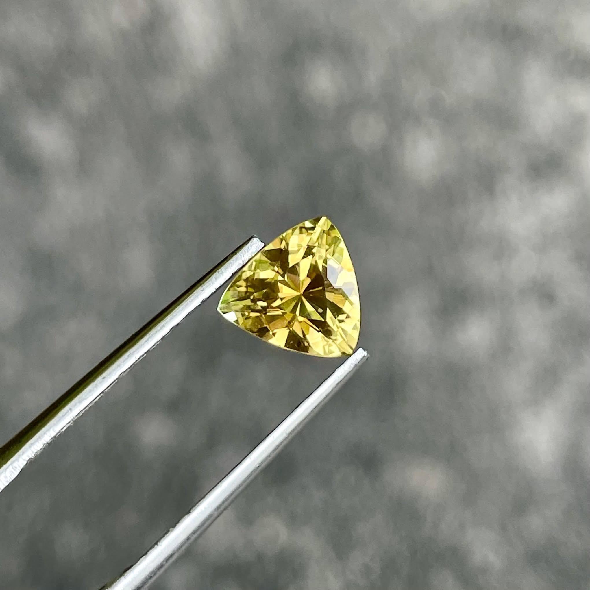 Modern 1.60 Carats Yellow Chrysoberyl Stone Trilliant Cut Natural Sri Lankan Gemstone For Sale