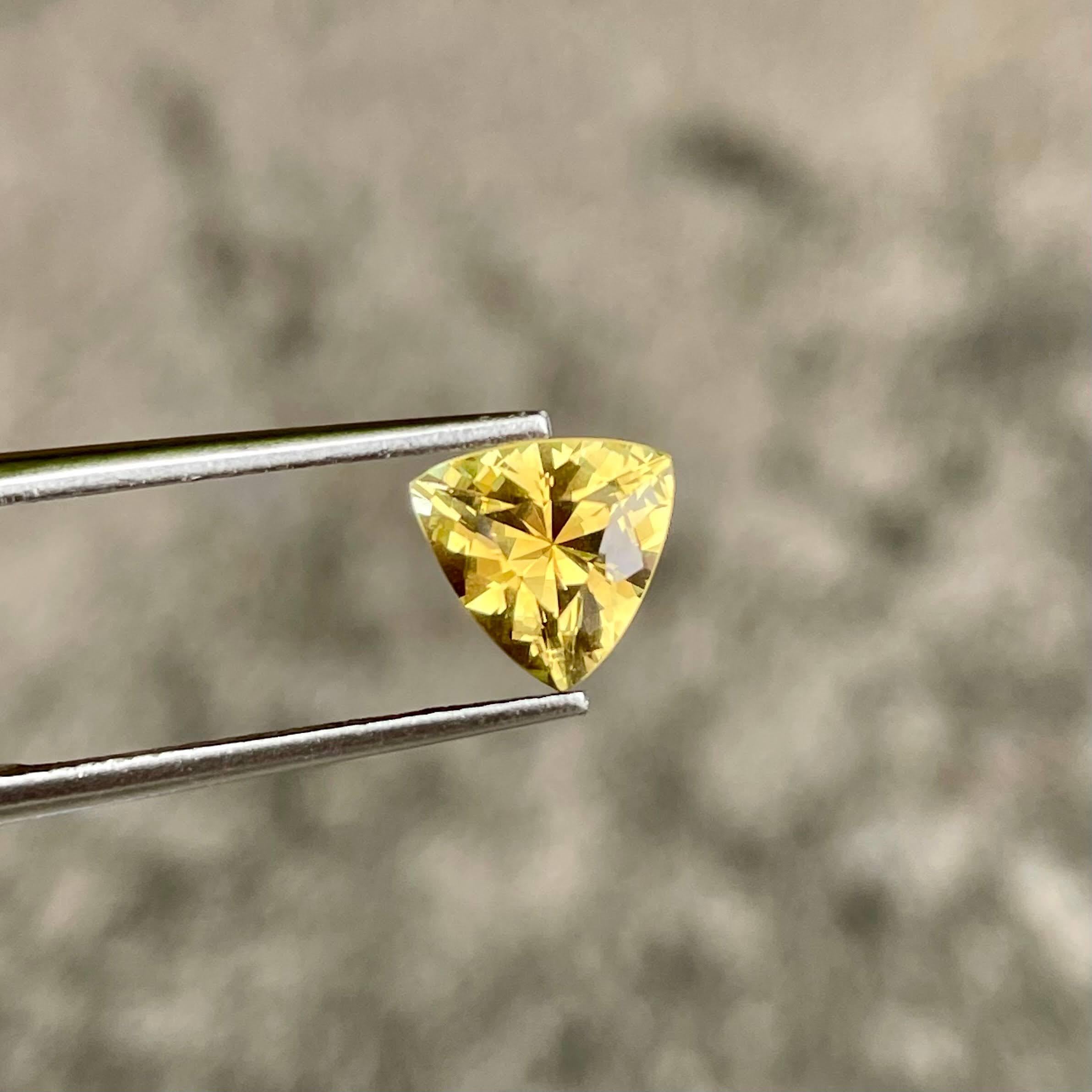 Trillion Cut 1.60 Carats Yellow Chrysoberyl Stone Trilliant Cut Natural Sri Lankan Gemstone For Sale