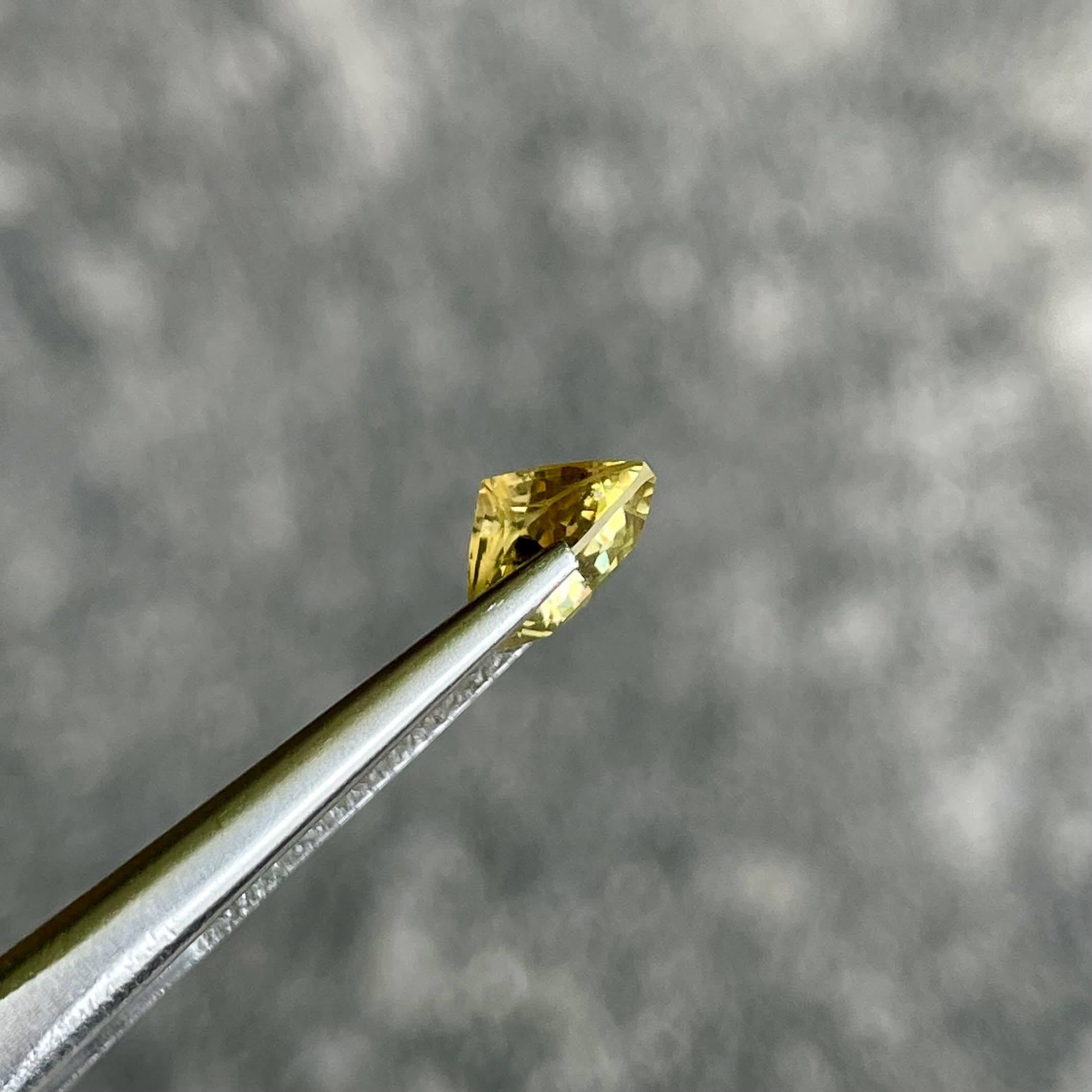 1.60 Carats Yellow Chrysoberyl Stone Trilliant Cut Natural Sri Lankan Gemstone In New Condition For Sale In Bangkok, TH