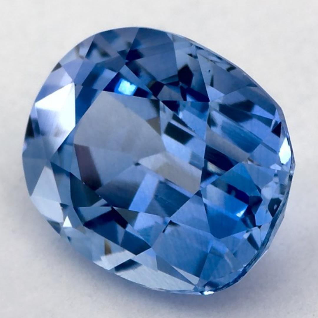 Ein sehr wertvoller September-Geburtsstein mit einer bezaubernden blauen Farbe. Man glaubt, dass sie dem Leben Glück und Reichtum bringen.

Entdecken Sie die lebendige Kollektion von Smaragden, Rubinen und Saphiren in unserem Geschäft, die als lose