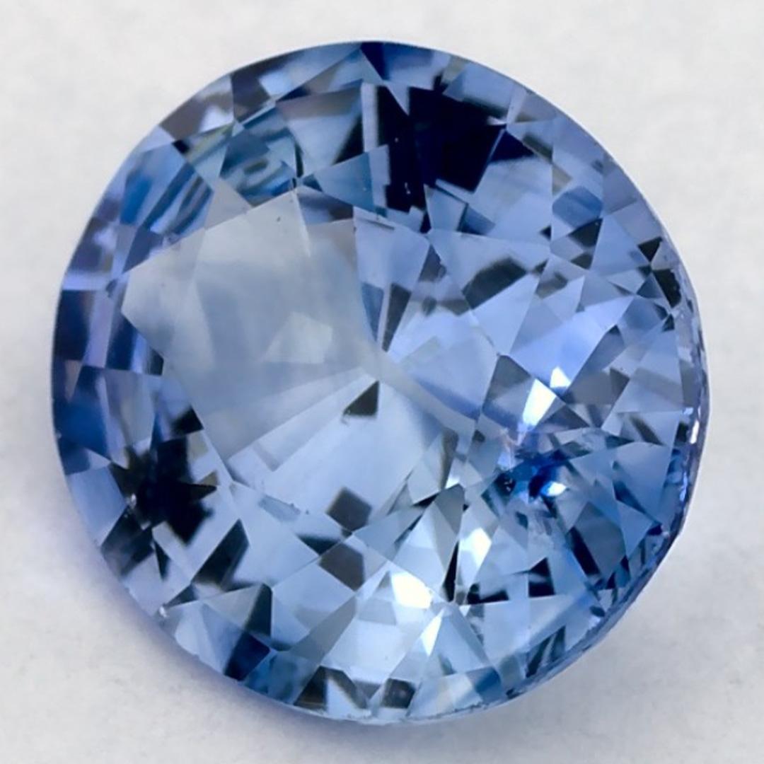 Questo zaffiro blu naturale offre eleganza e raffinatezza. Con la sua ricca saturazione del colore e il taglio preciso, è il centro perfetto per un anello di fidanzamento o un design di gioielli di lusso.

Questo zaffiro proviene dallo Sri Lanka