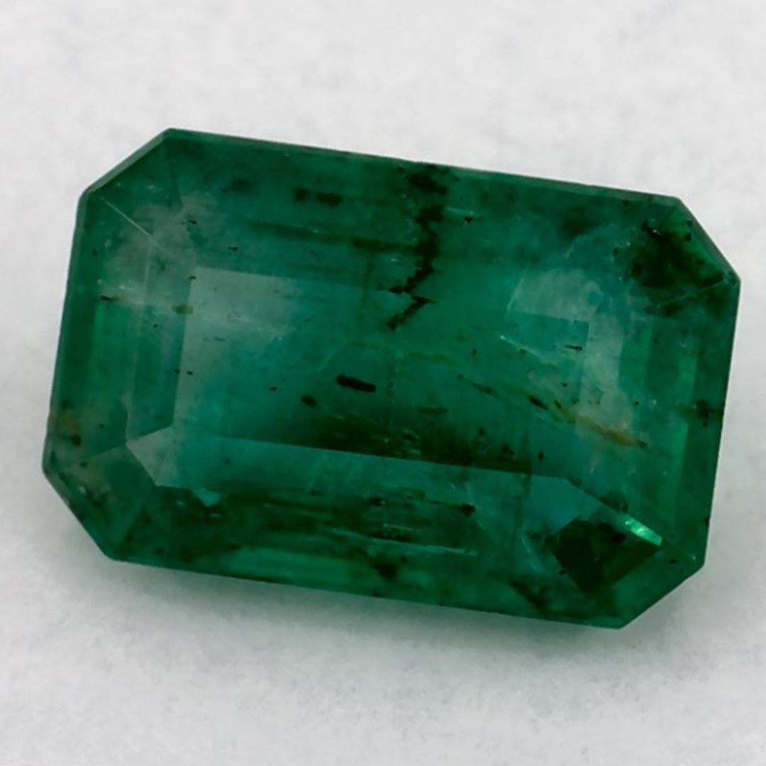 Con un vibrante tono verde, la piedra de nacimiento de mayo es un símbolo del renovado crecimiento primaveral. 

Explora la vibrante colección de esmeraldas, rubíes y zafiros de nuestra tienda, disponibles como gemas sueltas y combinadas con nuestra