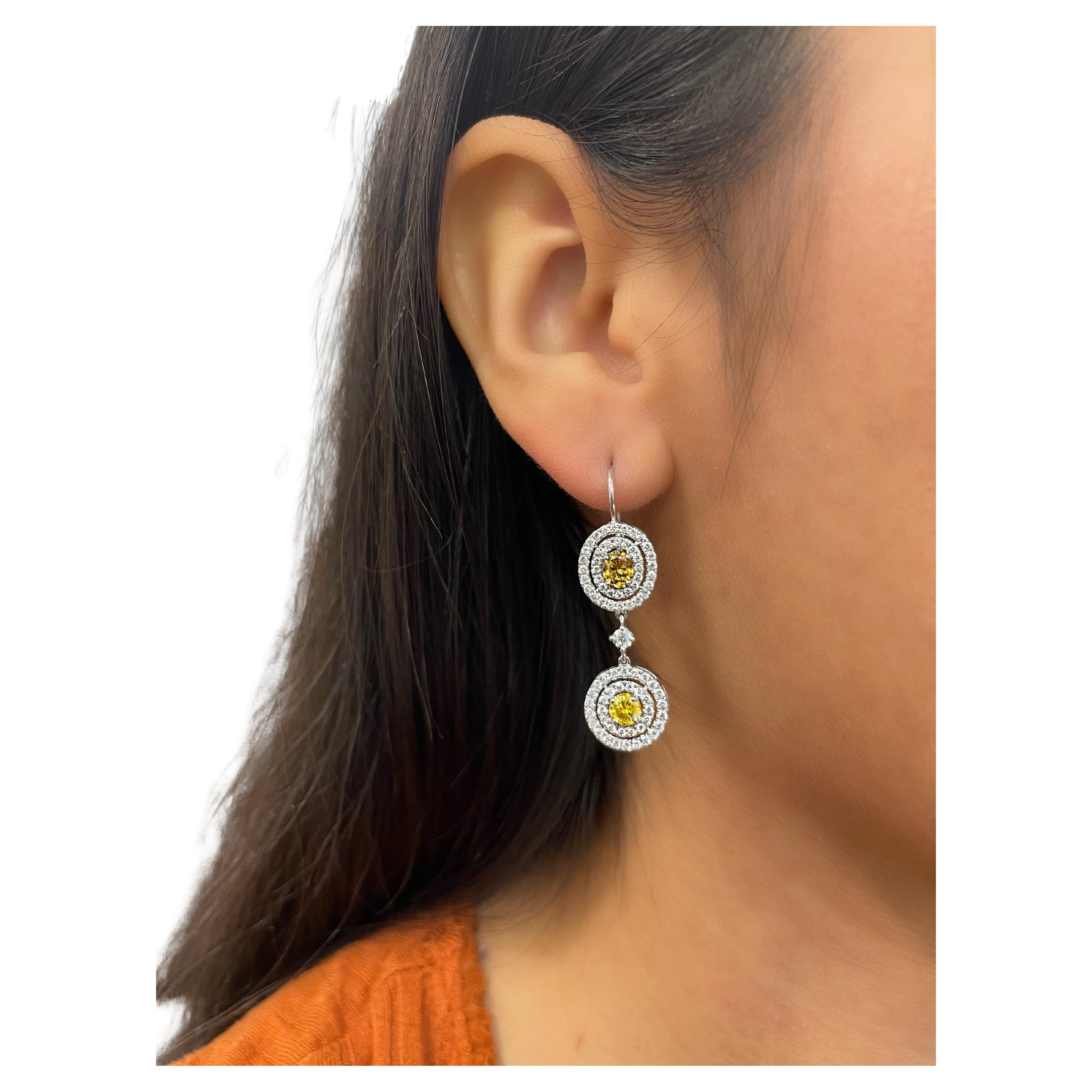 3,38 Karat GIA-zertifizierte orange-gelbe Diamant-Ohrringe im Angebot