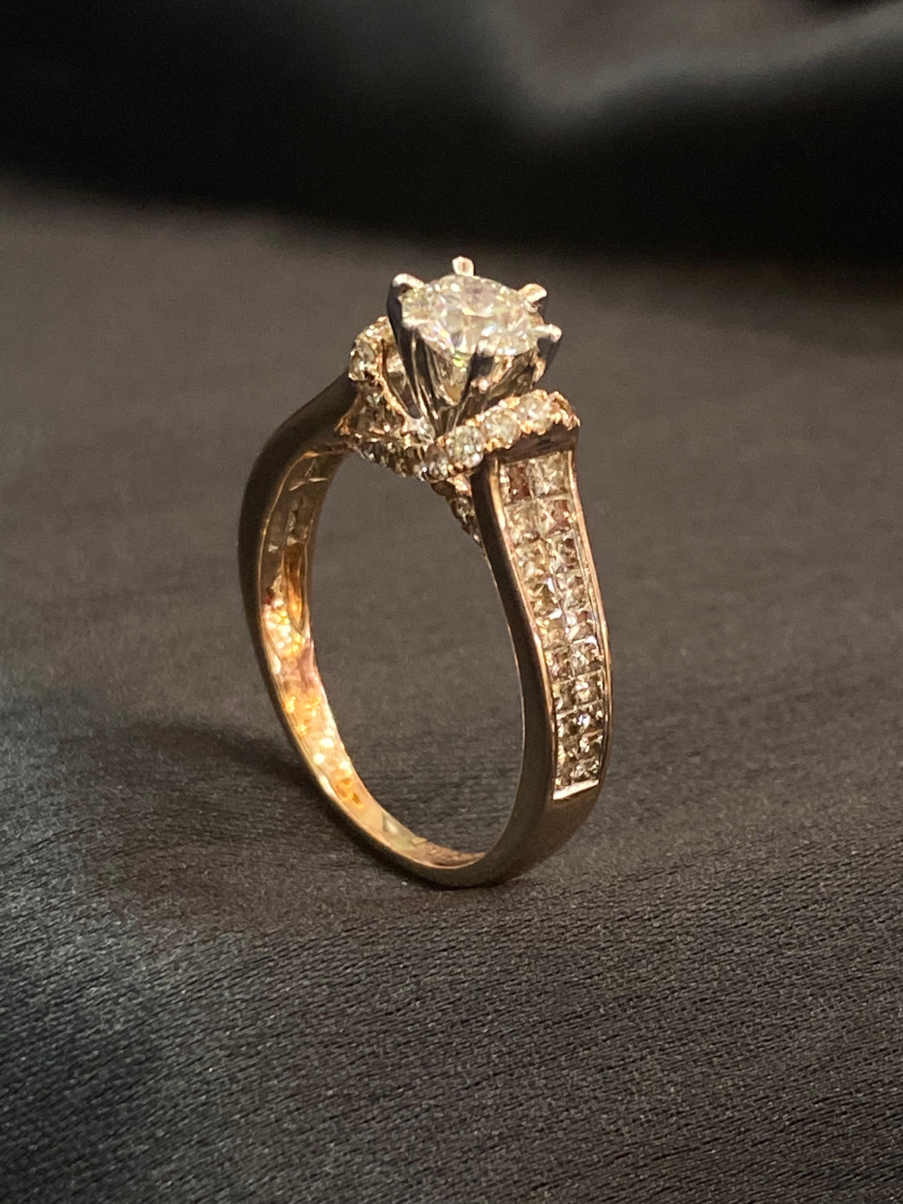Embrassez la splendeur des diamants étincelants et de l'or avec cette bague solitaire exclusive. Avec ses 1,60 carats de diamants princesse ronds en or 14 carats, il témoigne du luxe et du raffinement. Faites-le vôtre et laissez-vous séduire par son