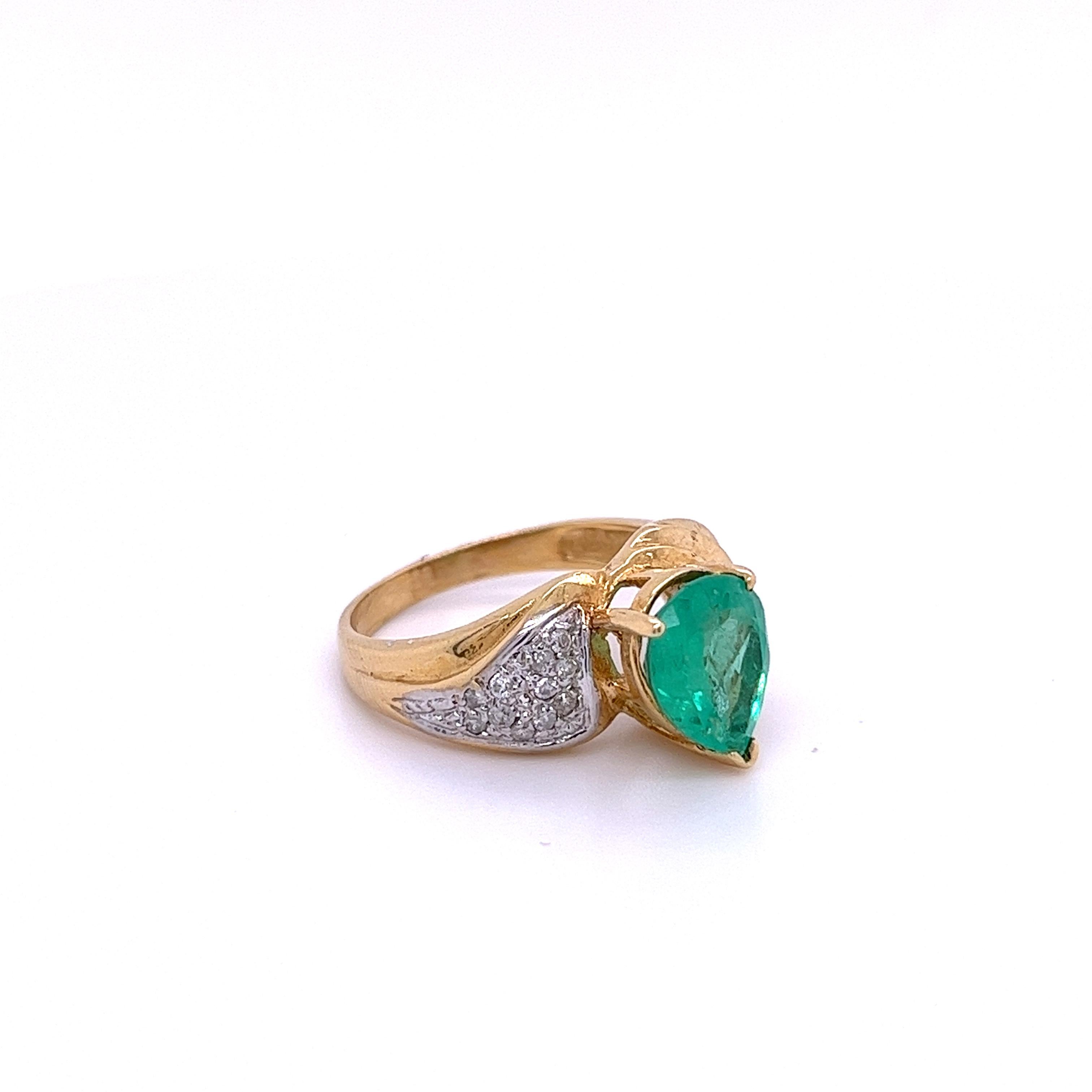 1,60 Birnenförmiger kolumbianischer Smaragd- und Diamantring aus 14k Gelbgold (Tropfenschliff) im Angebot